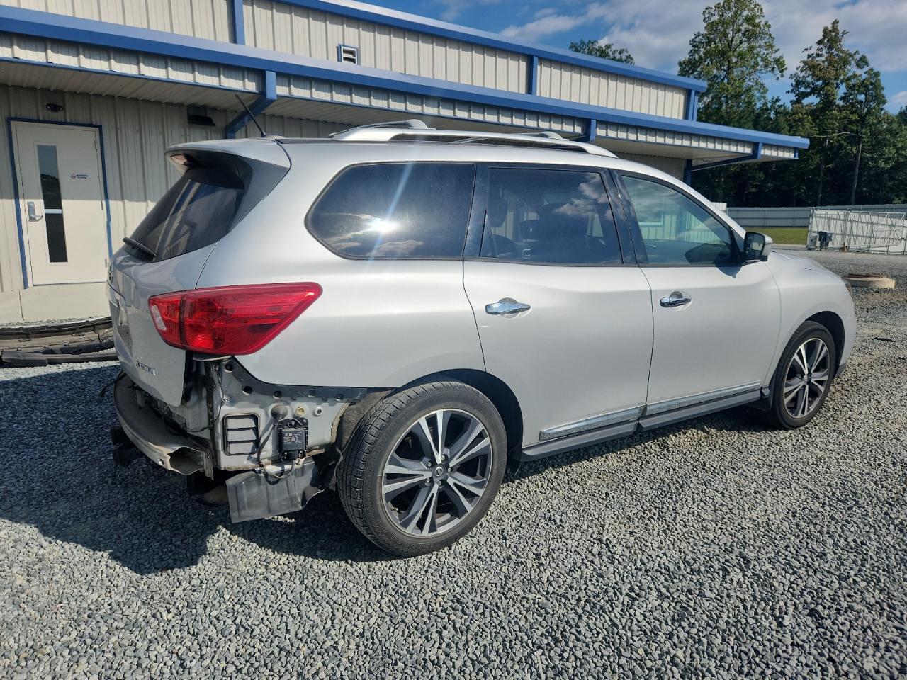 2018 Nissan Pathfinder S - Image 3