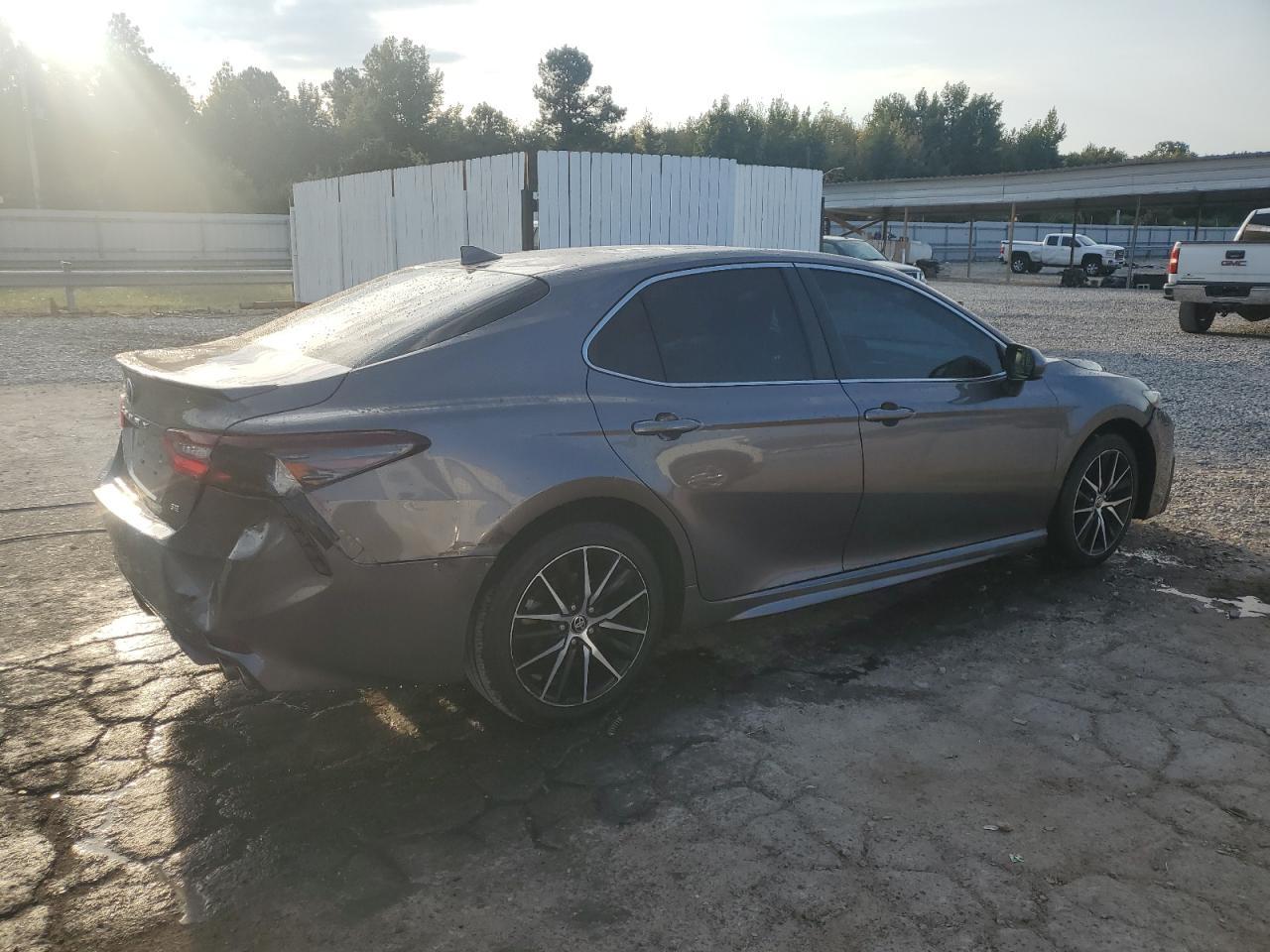 2021 Toyota Camry Se - Фото 3