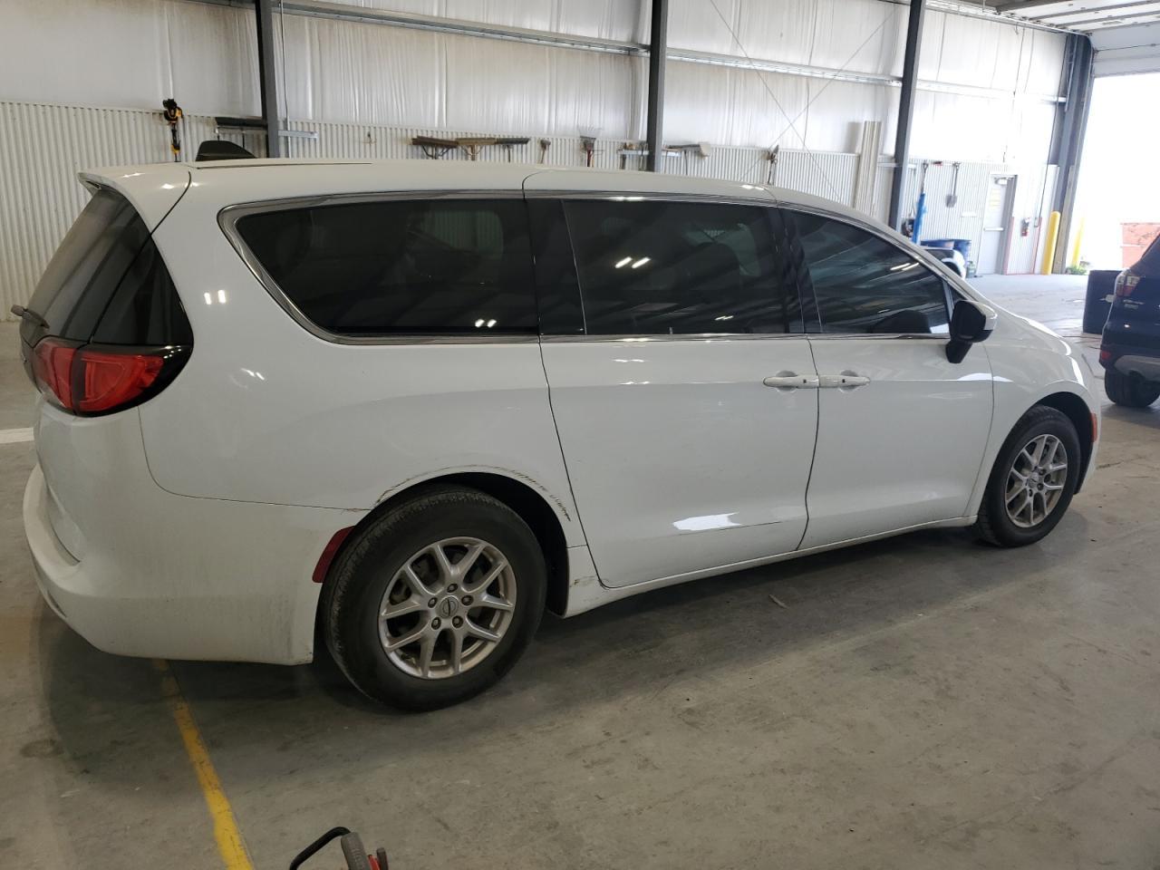 2023 Chrysler Voyager Lx - Фото 3