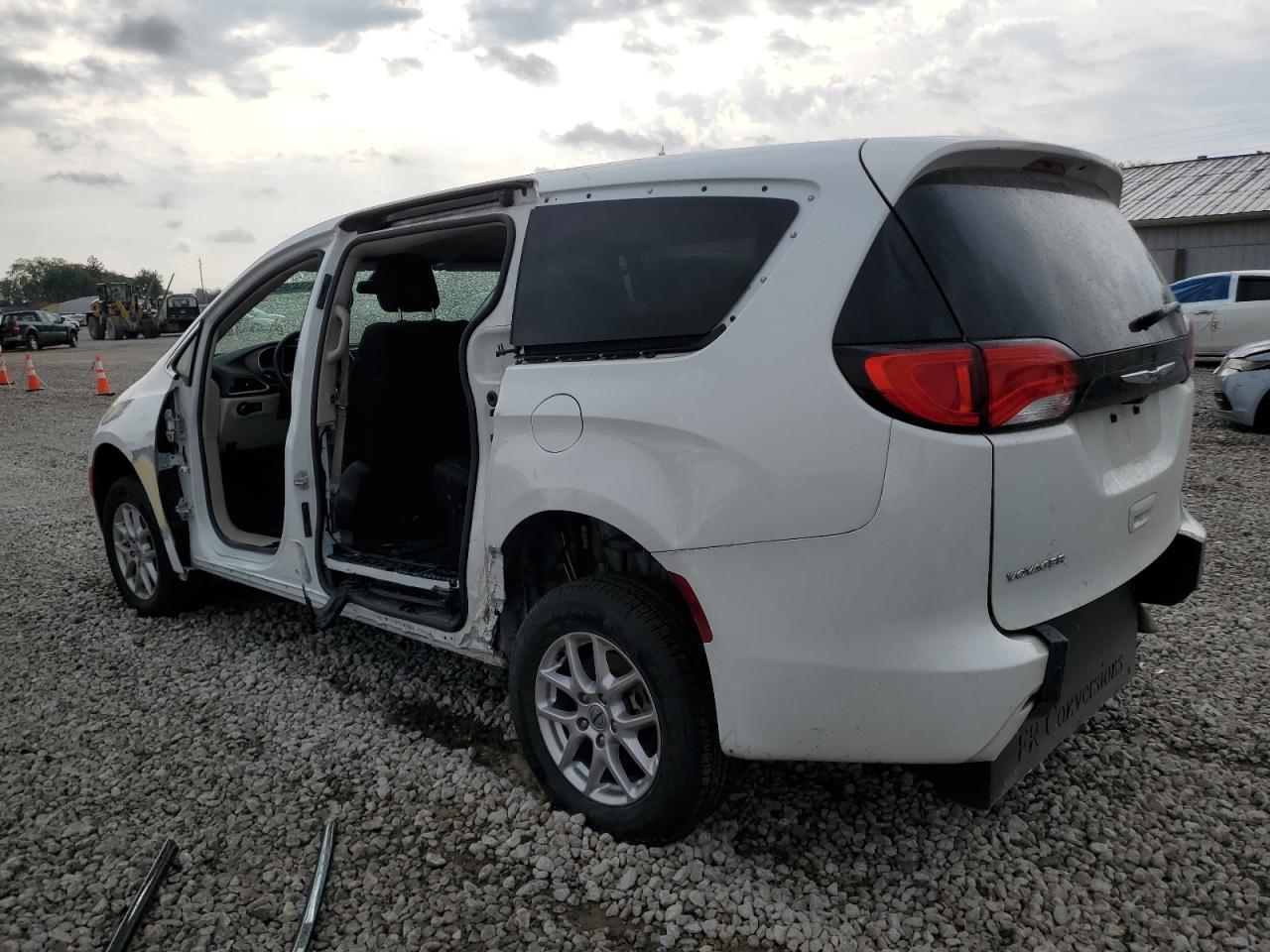 2022 Chrysler Voyager Lx - Image 2