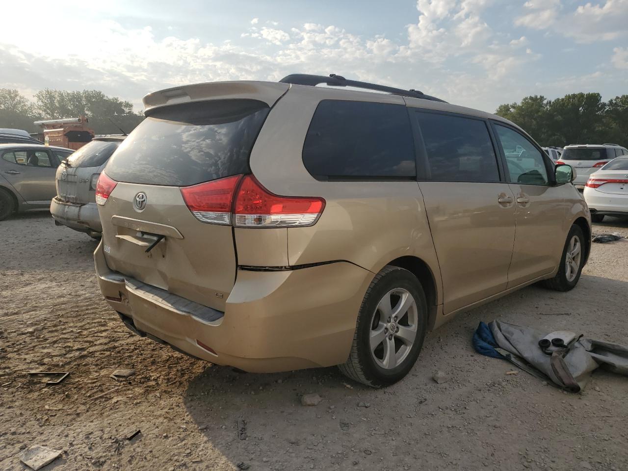 2012 Toyota Sienna Le - Фото 3