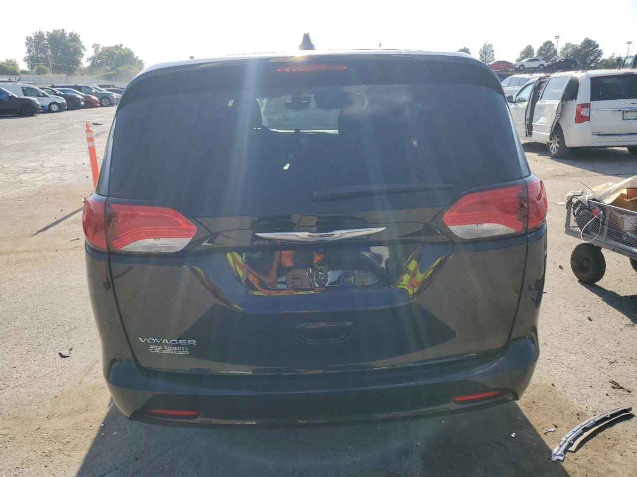 2023 Chrysler Voyager Lx - Image 6