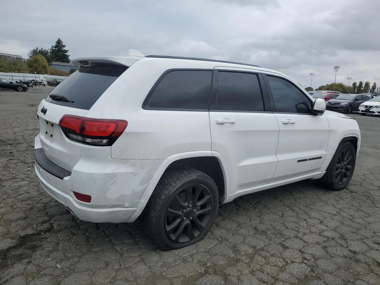 2019 Jeep Grand Cherokee Laredo - Image 3