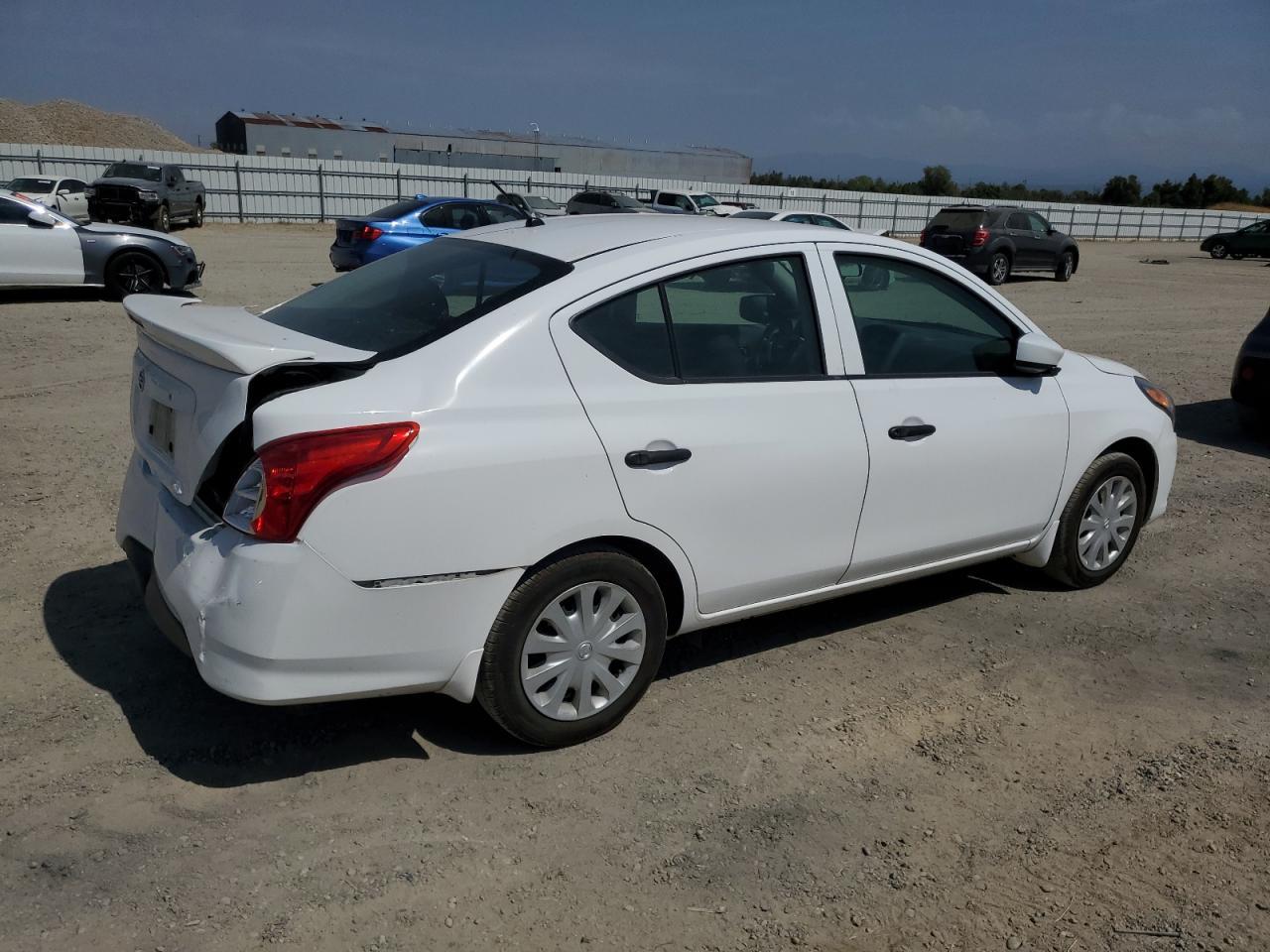 2019 Nissan Versa S - Фото 3