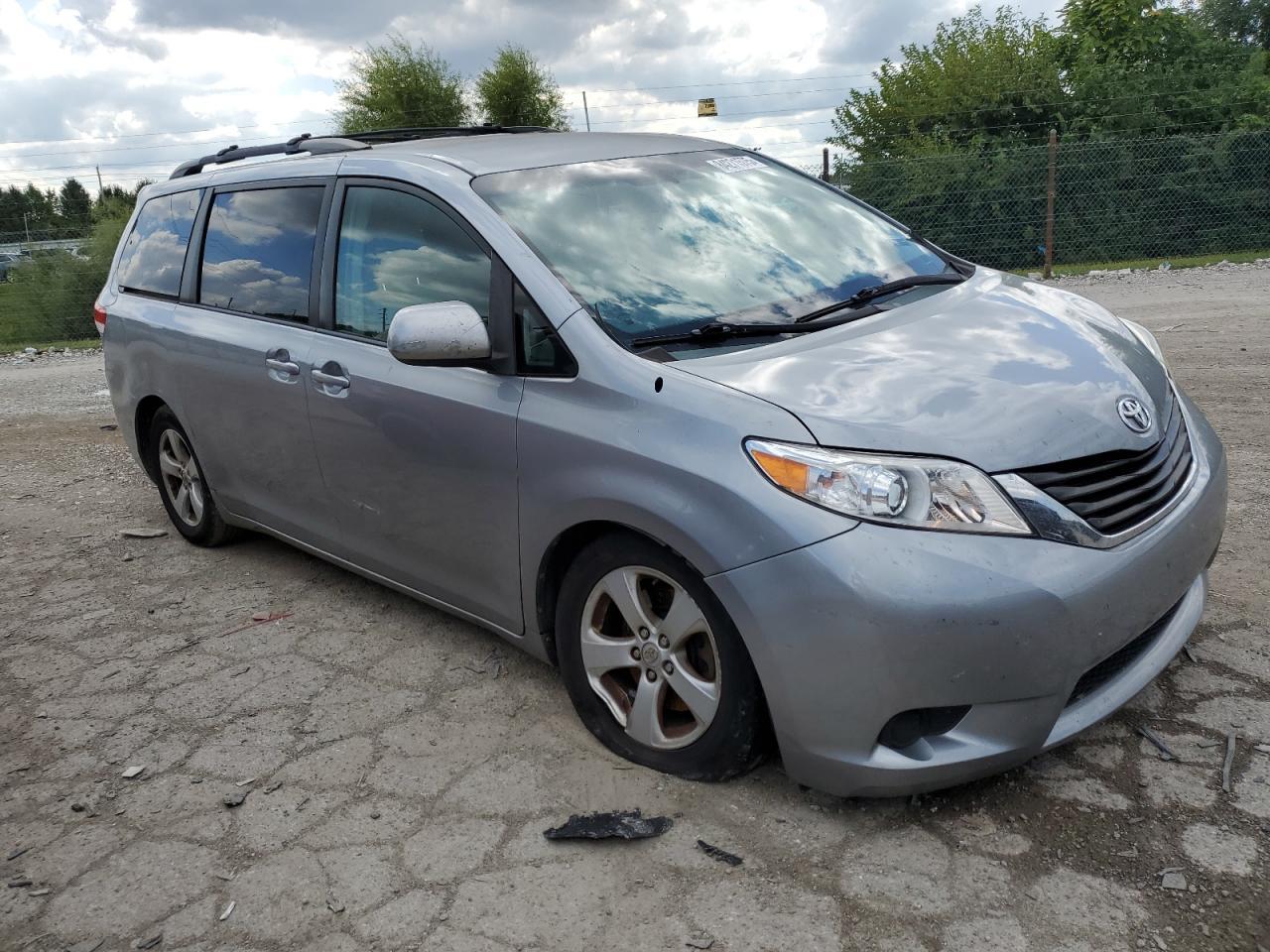 2013 Toyota Sienna Le - Image 4