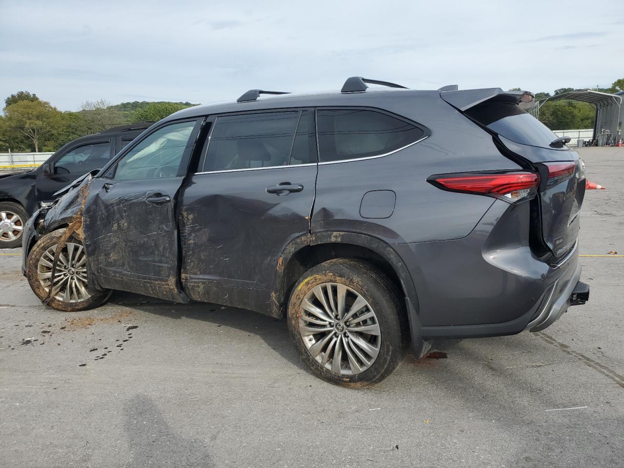 2022 Toyota Highlander Platinum - Image 2