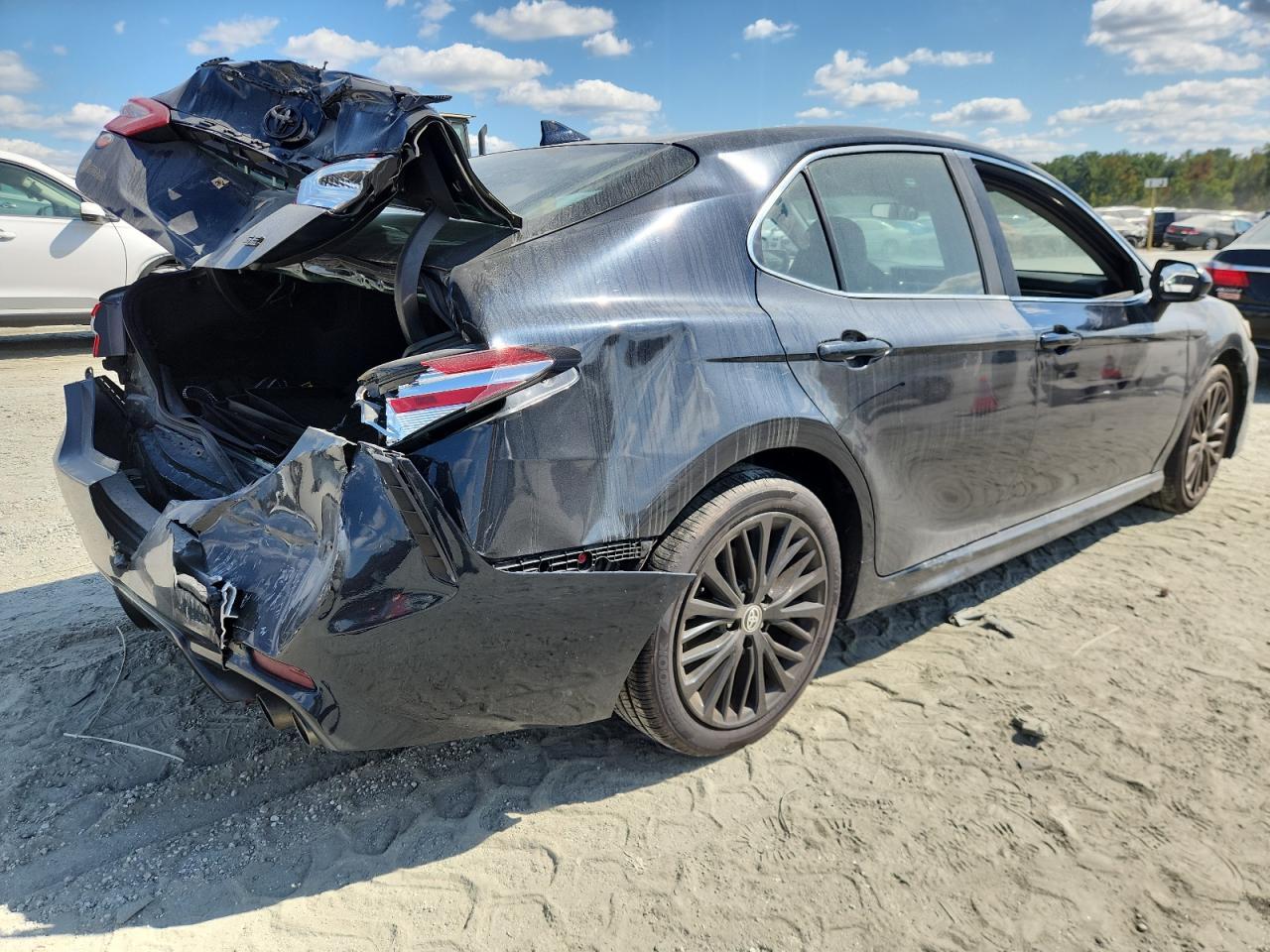 2020 Toyota Camry Se - Фото 3