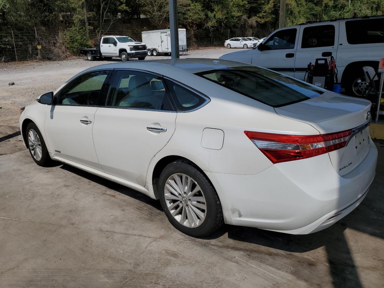 2014 Toyota Avalon Hybrid - Image 2