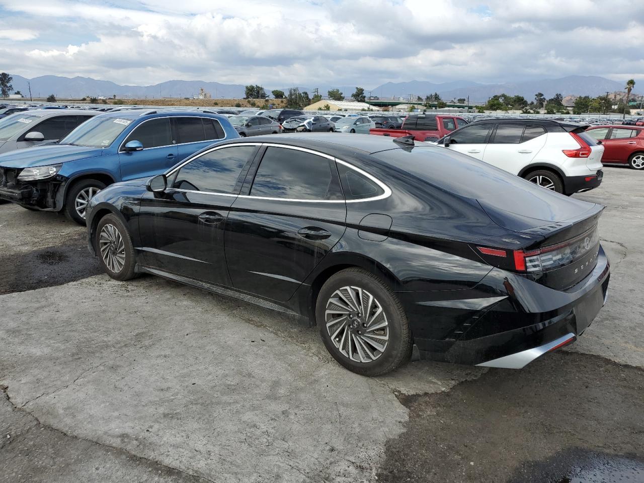 2025 Hyundai Sonata Hybrid - Image 2