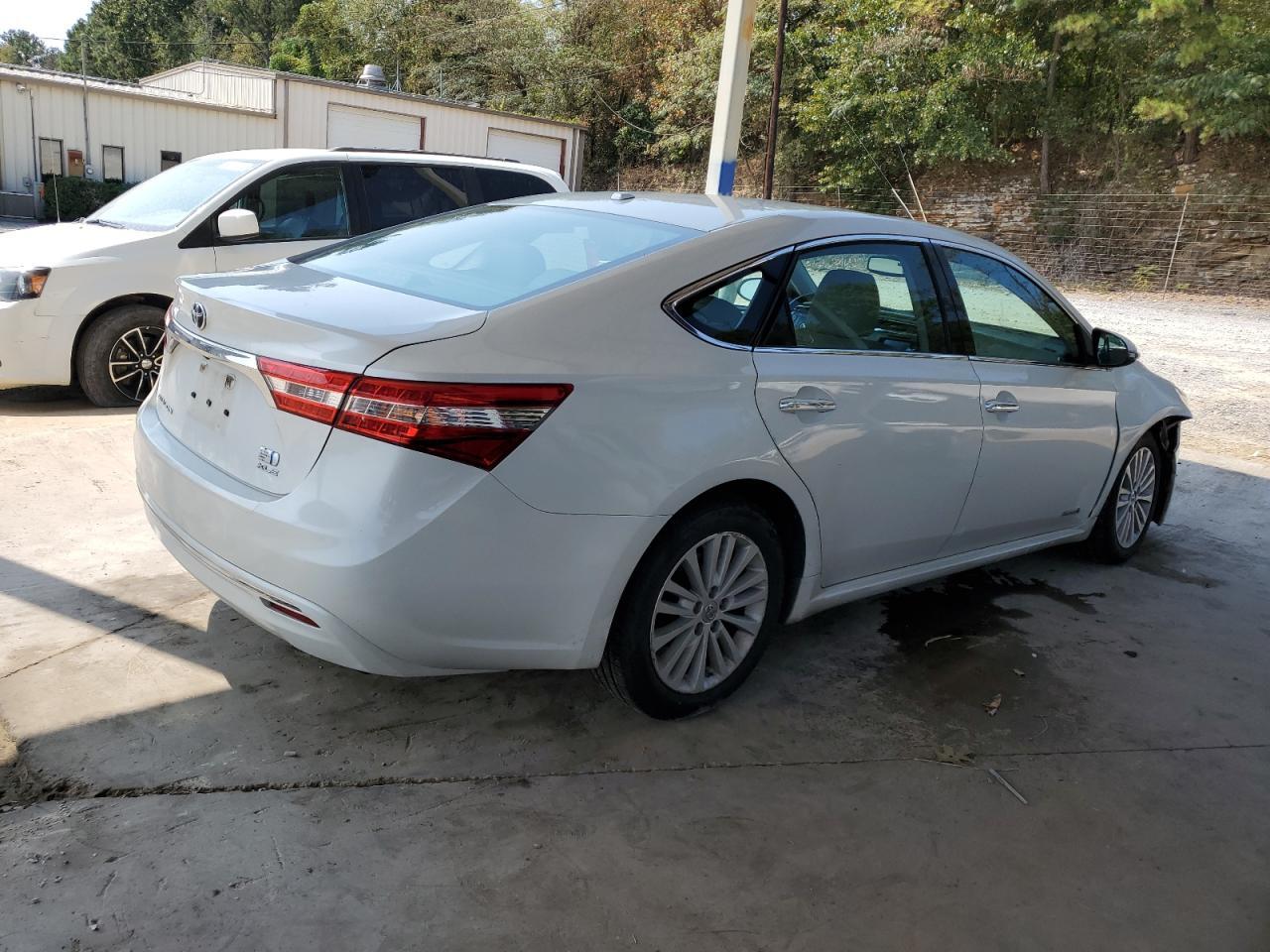 2014 Toyota Avalon Hybrid - Image 3