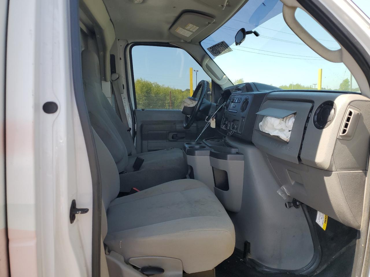 2016 Ford Econoline E350 Super Duty Cutaway Van - Image 5