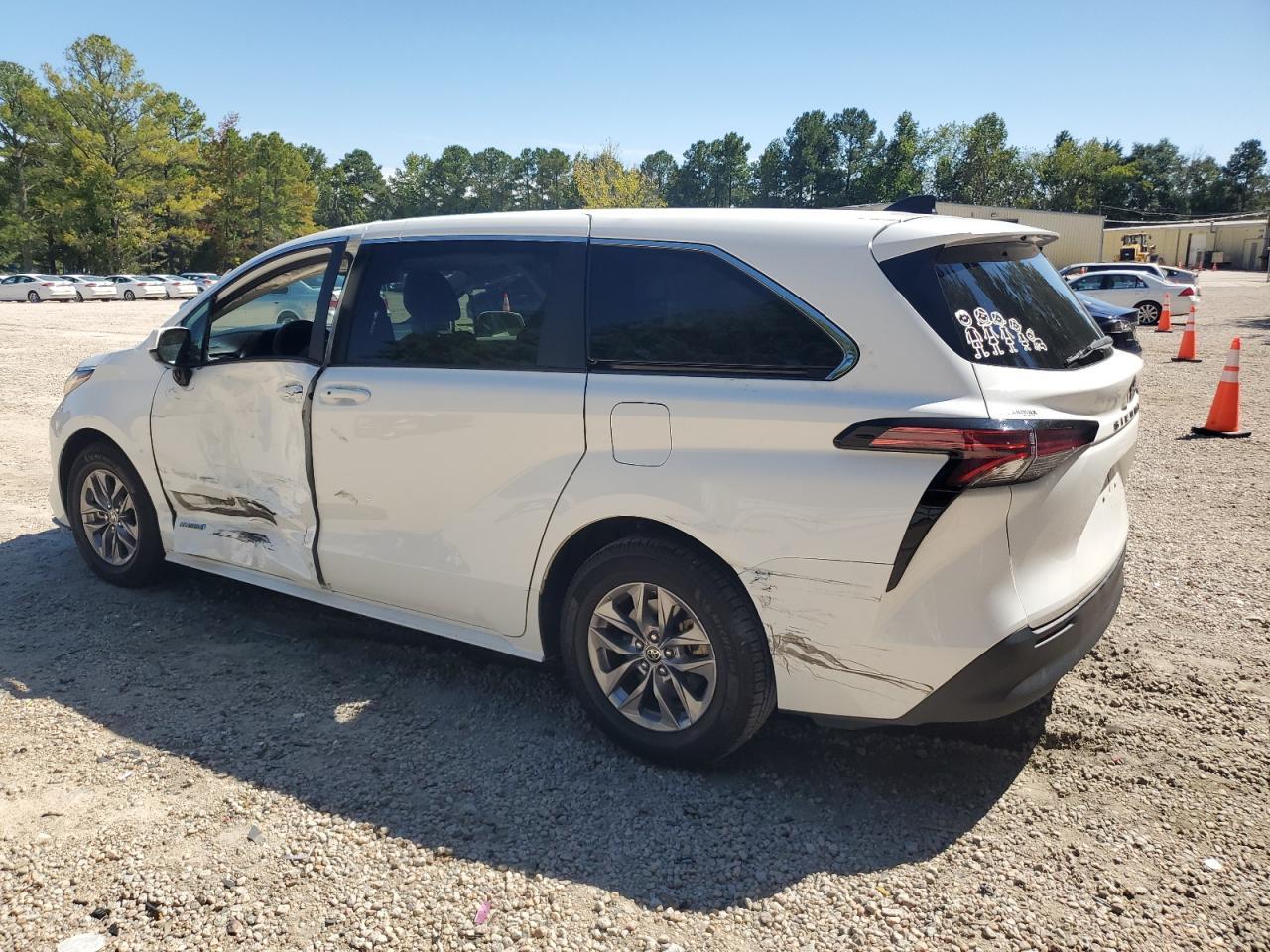 2021 Toyota Sienna Le - Фото 2