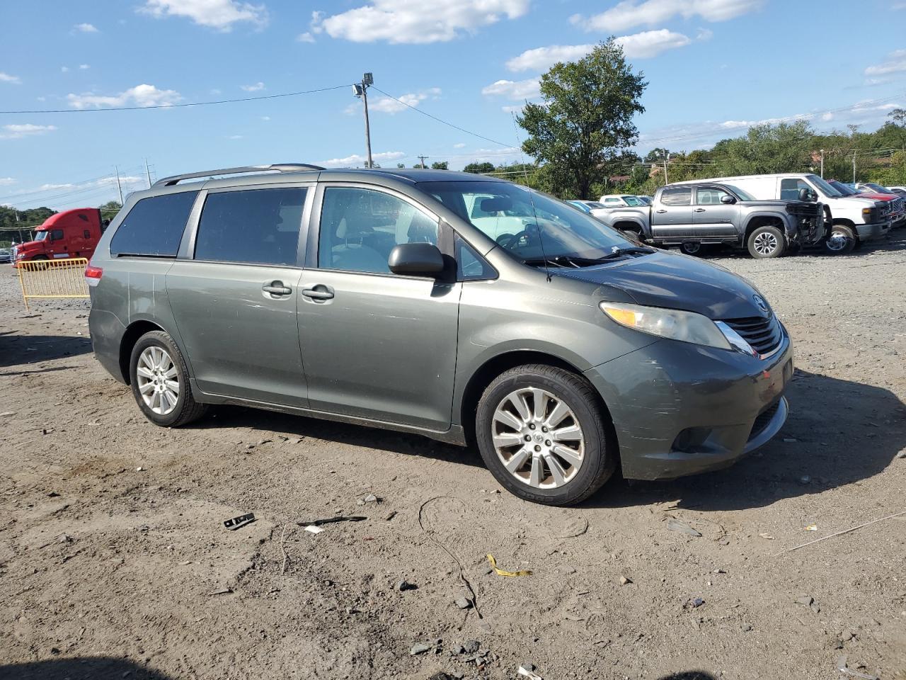 2013 Toyota Sienna Le - Image 4