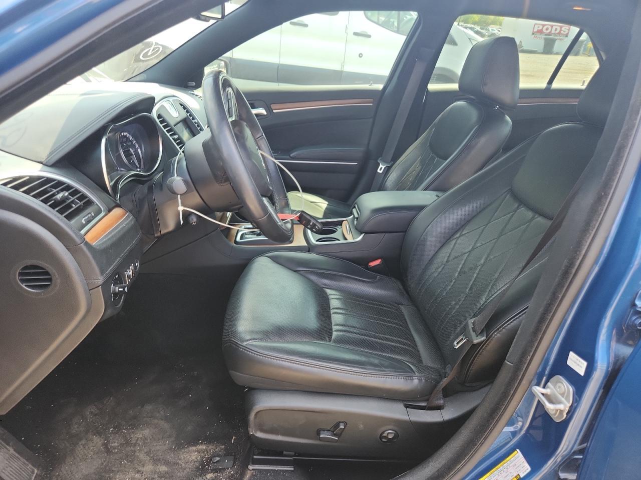 2020 Chrysler 300C - Image 7