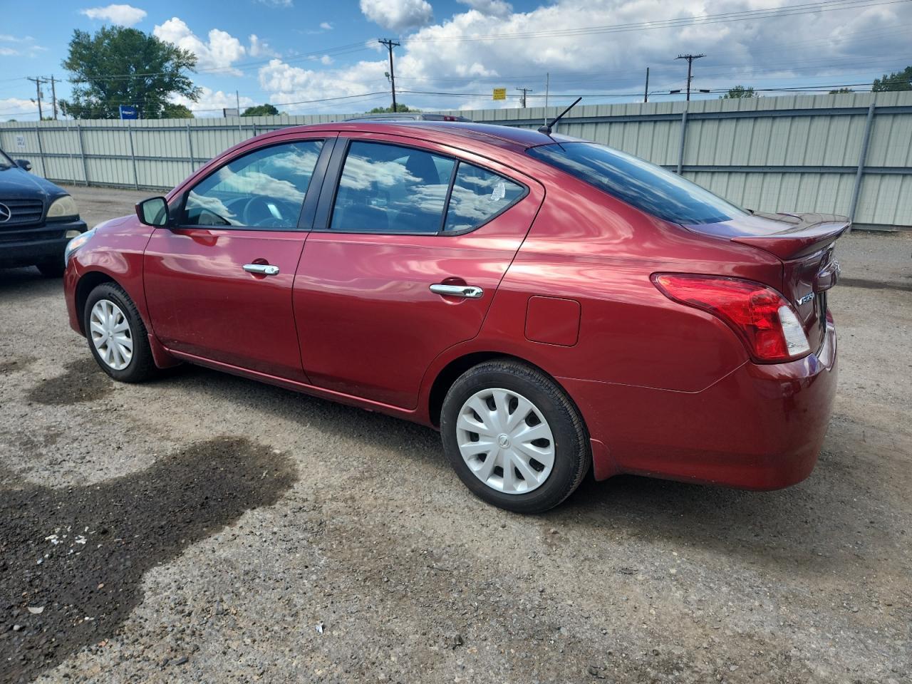 2017 Nissan Versa S - Фото 2