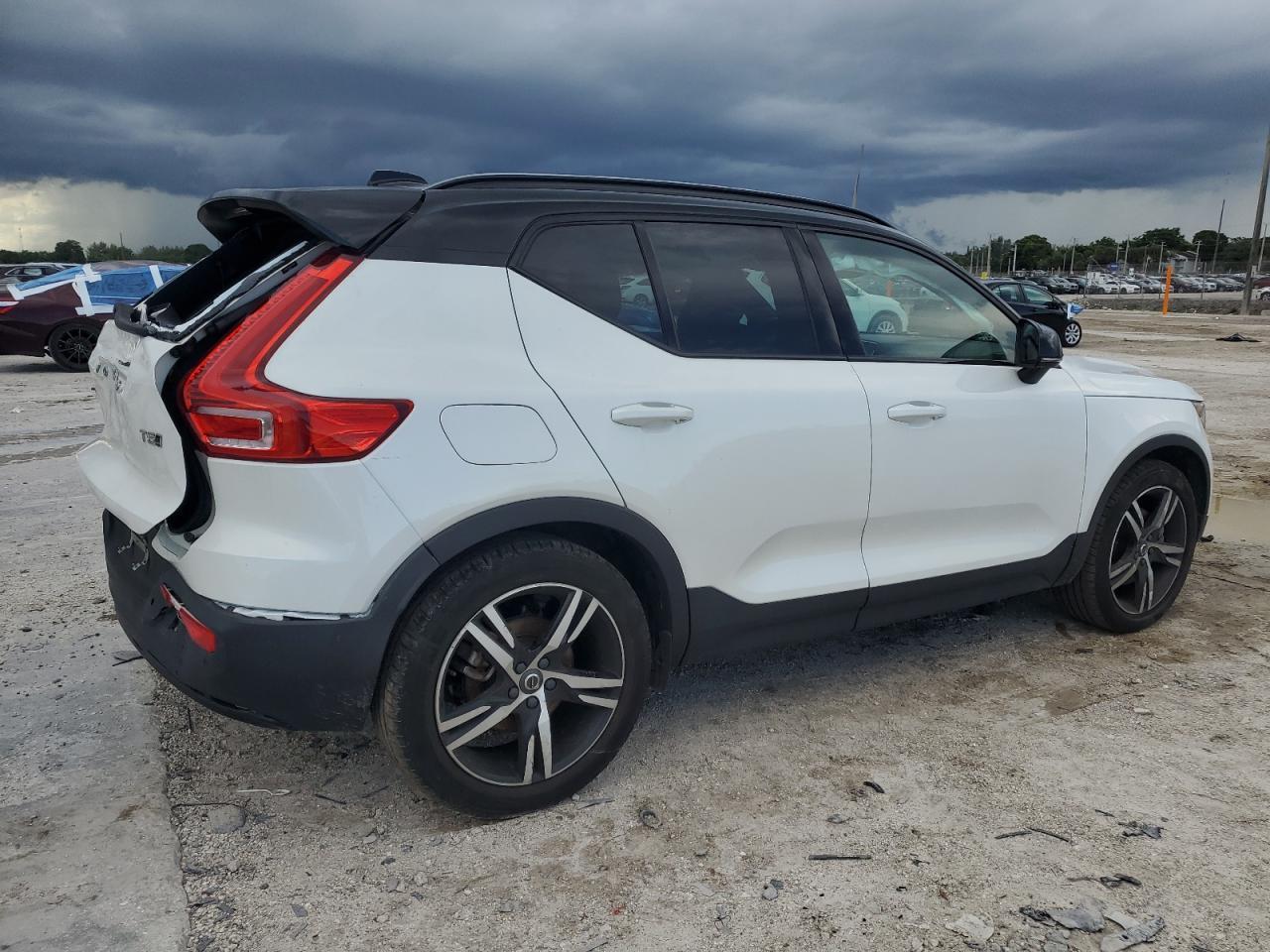 2022 Volvo Xc40 T5 R-Design - Фото 3