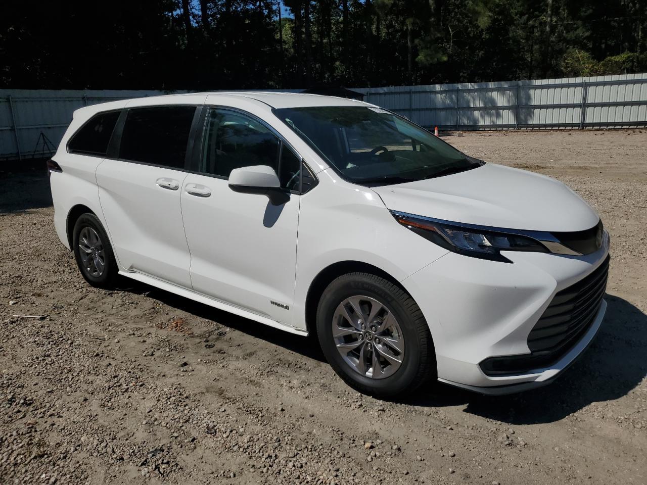 2021 Toyota Sienna Le - Фото 4