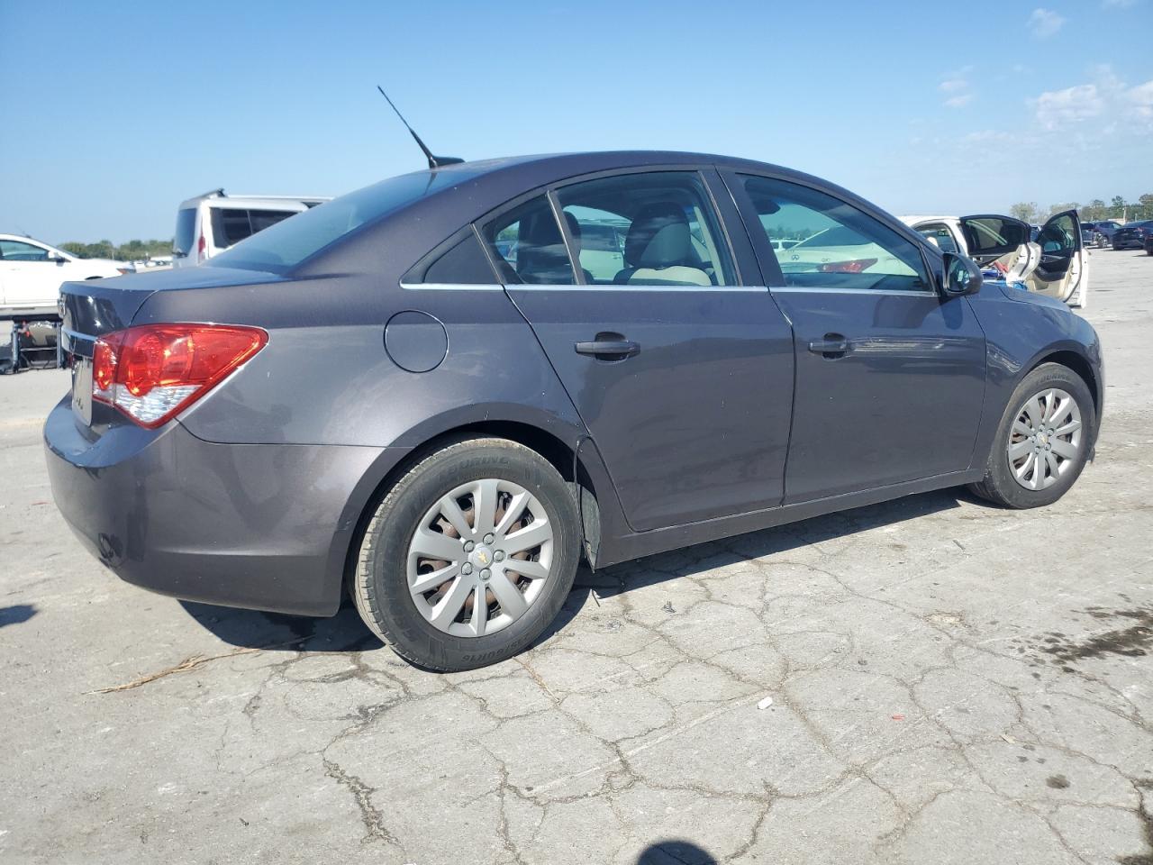 2011 Chev Cruze Ls - Image 3