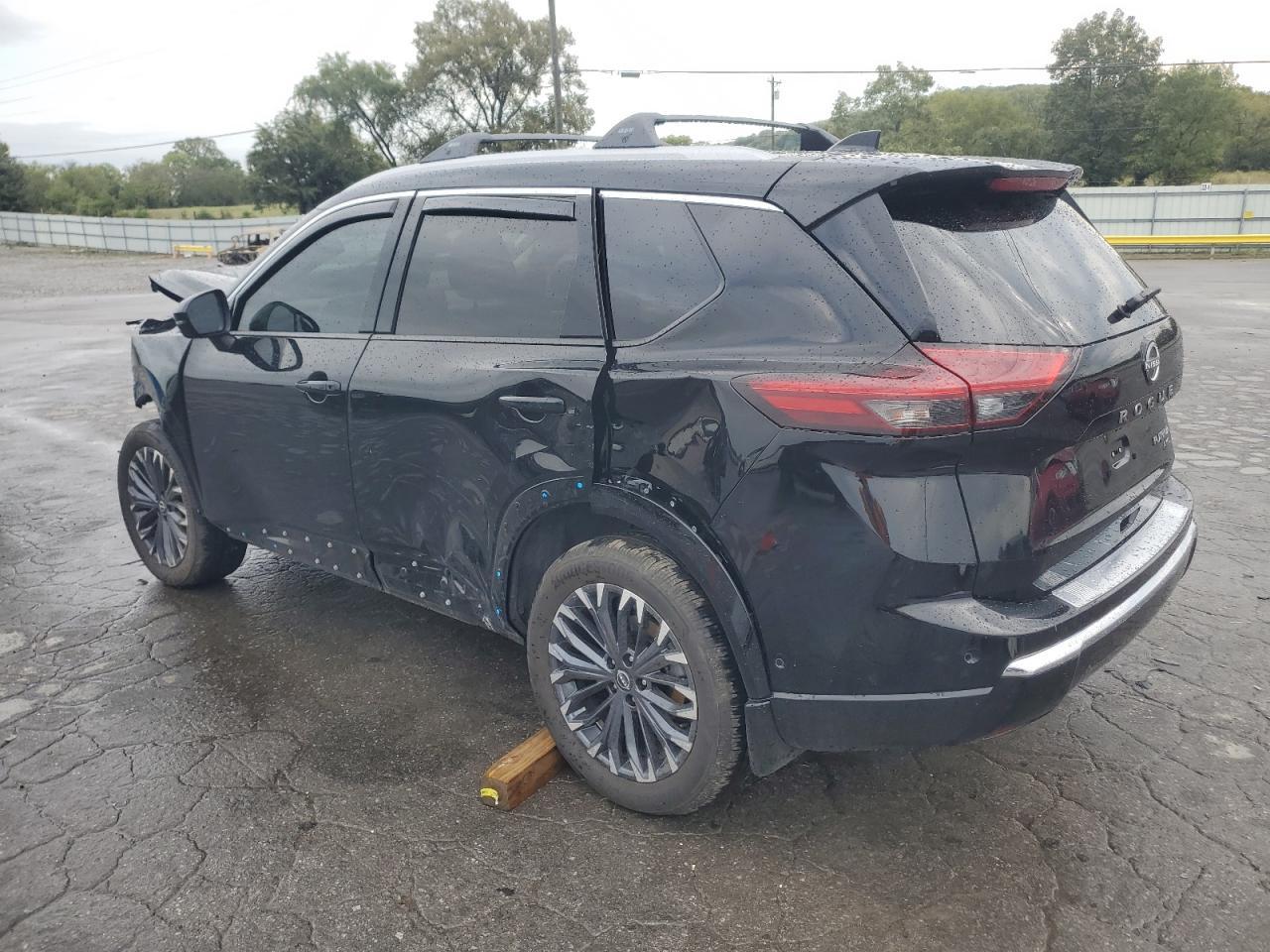 2025 Nissan Rogue Platinum - Image 2