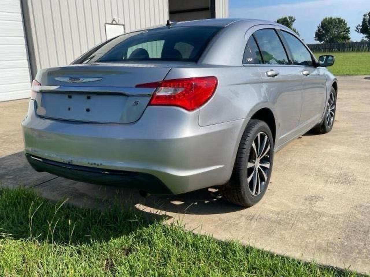 2013 Chrysler 200 Touring - Image 4
