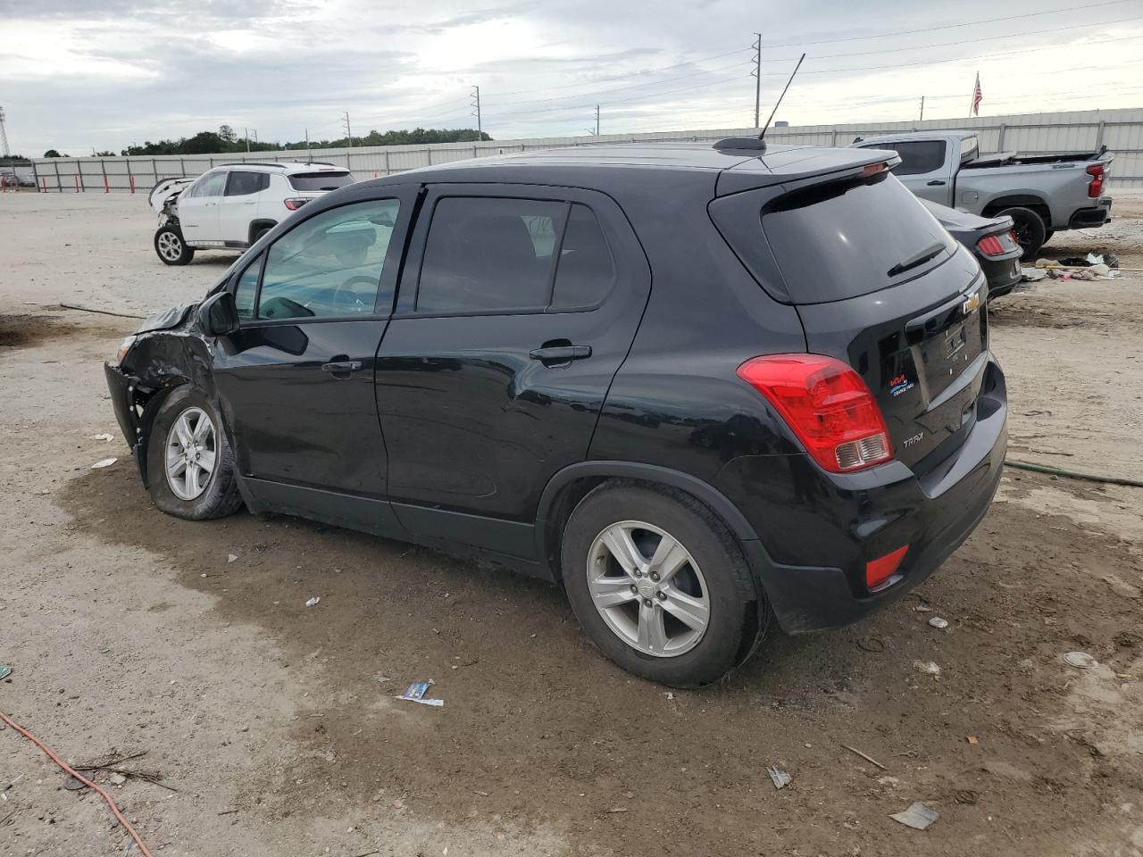 2022 Chevrolet Trax Ls - Фото 2