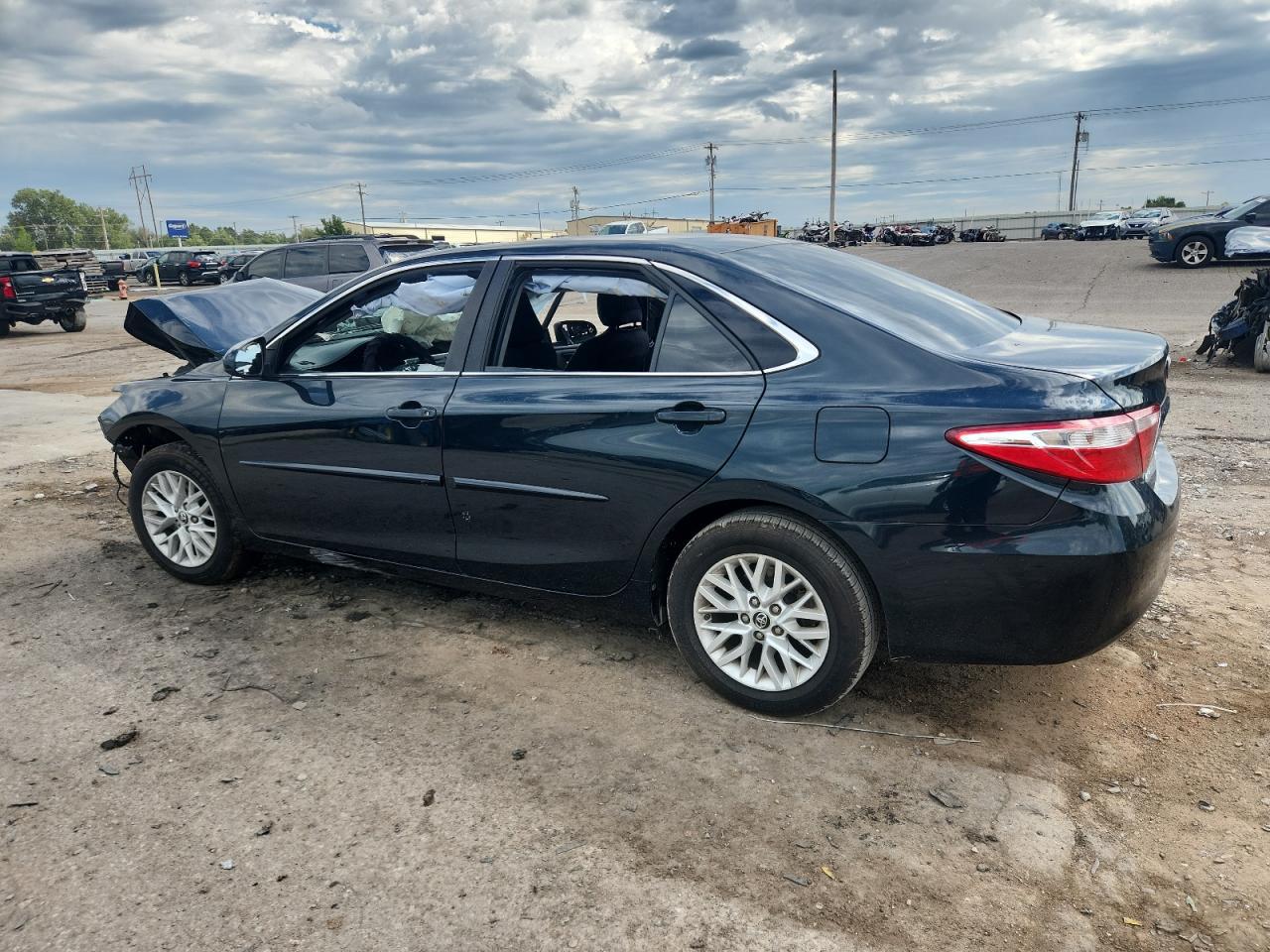 2016 Toyota Camry Le - Фото 2