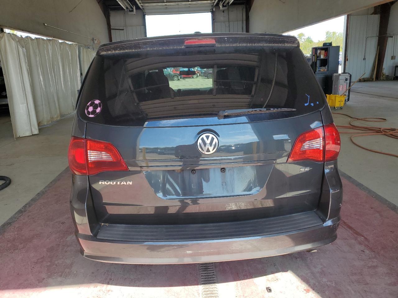 2011 Volkswagen Routan Se - Image 6