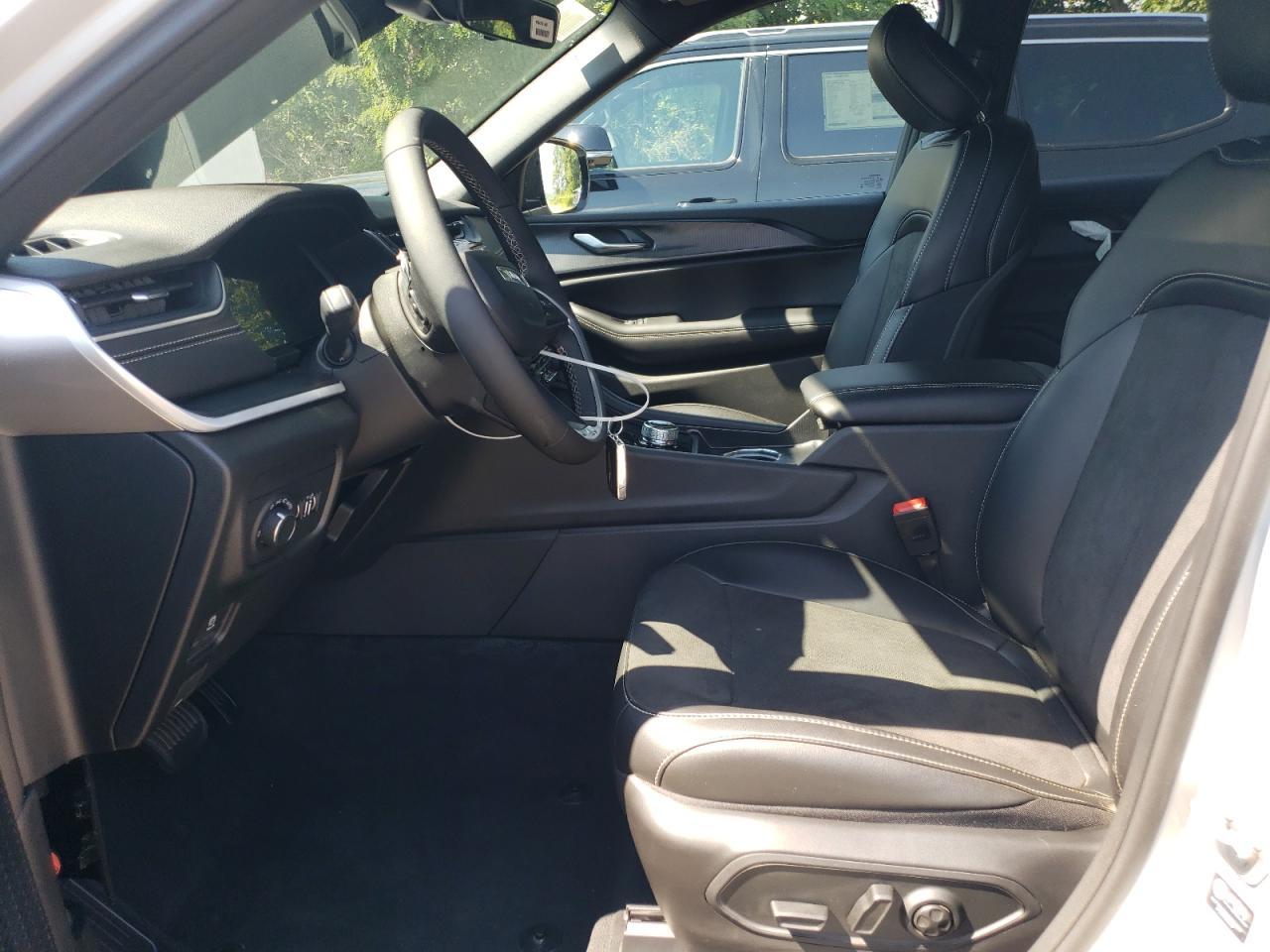 2025 Jeep Grand Cherokee L Laredo - Image 7