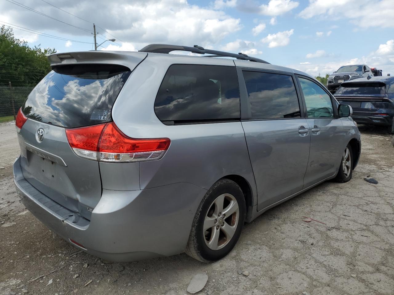 2013 Toyota Sienna Le - Image 3