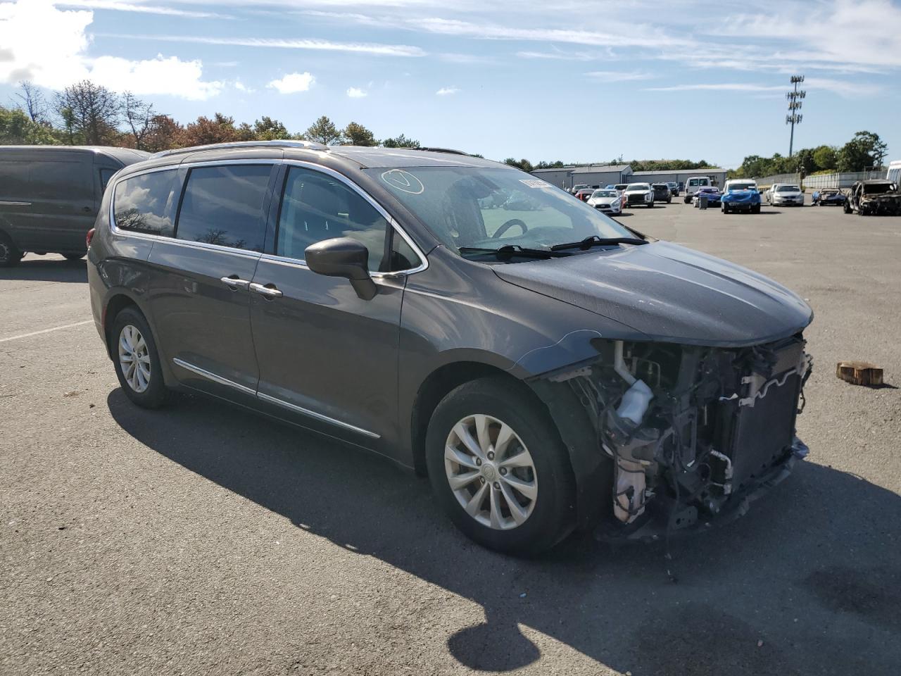 2019 Chrysler Pacifica Touring L - Фото 4