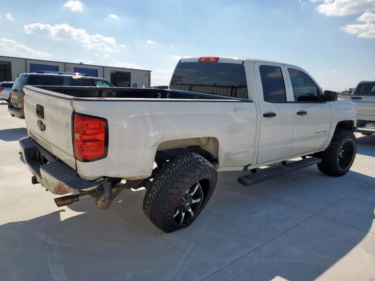 2018 Chevrolet Silverado K1500 Custom - Фото 3