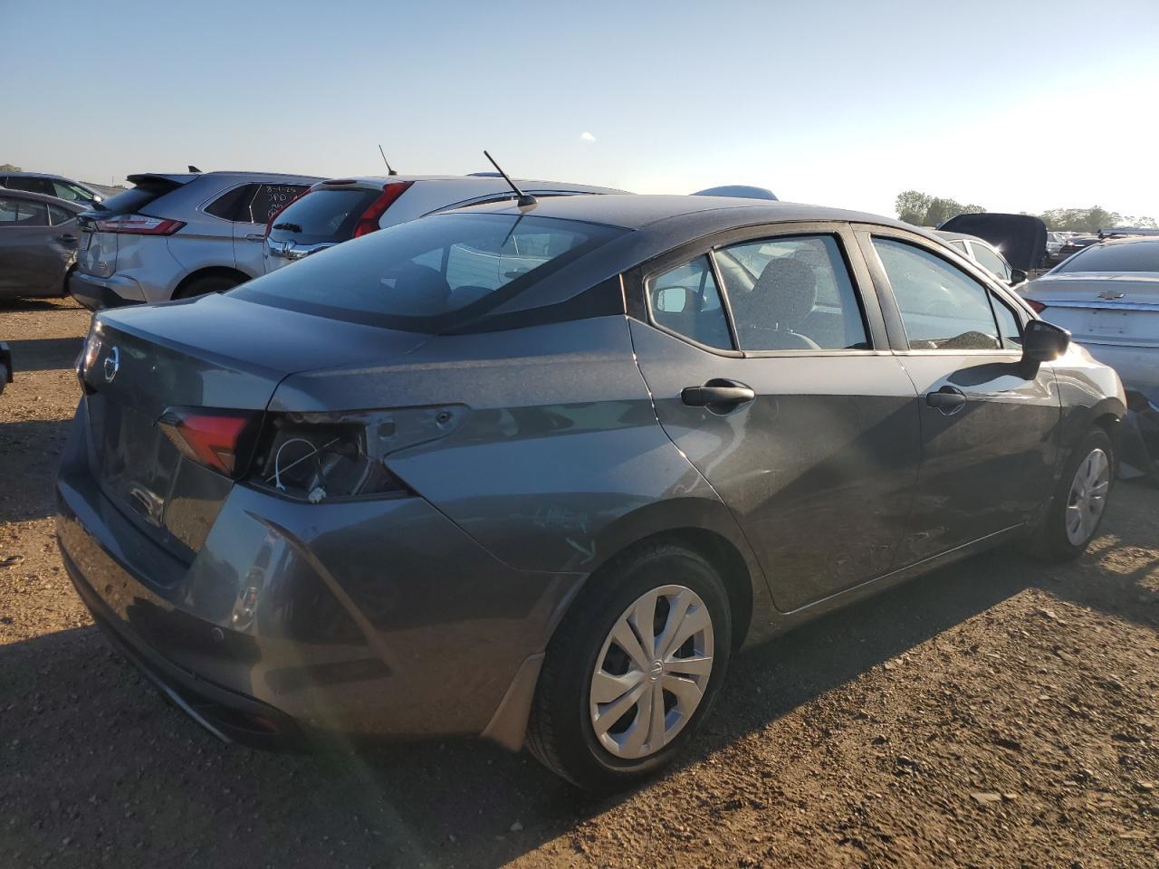 2020 Nissan Versa S - Фото 3