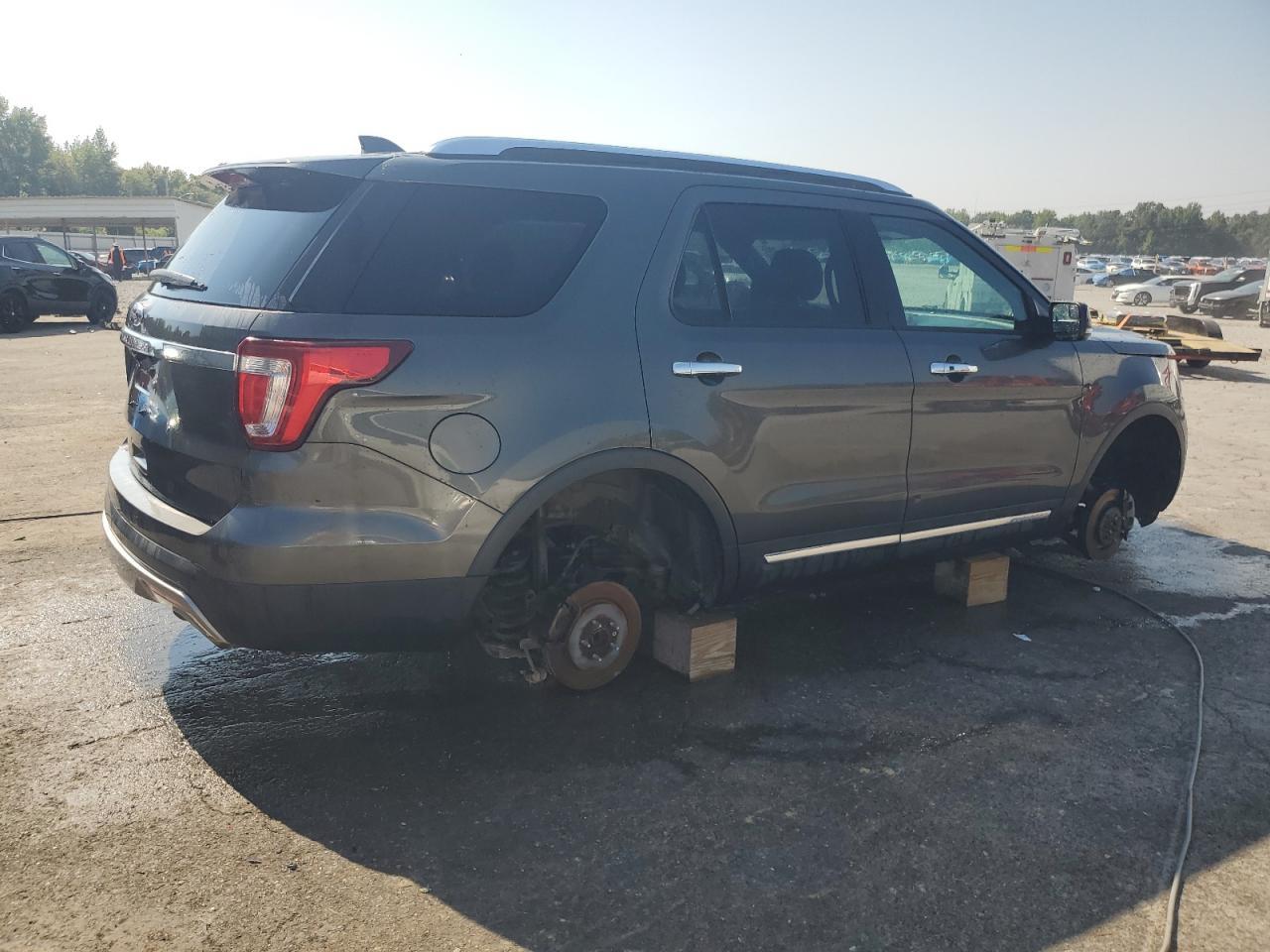 2017 Ford Explorer Limited - Image 3