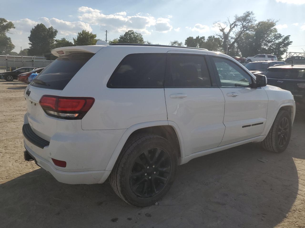 2020 Jeep Grand Cherokee Laredo - Image 3