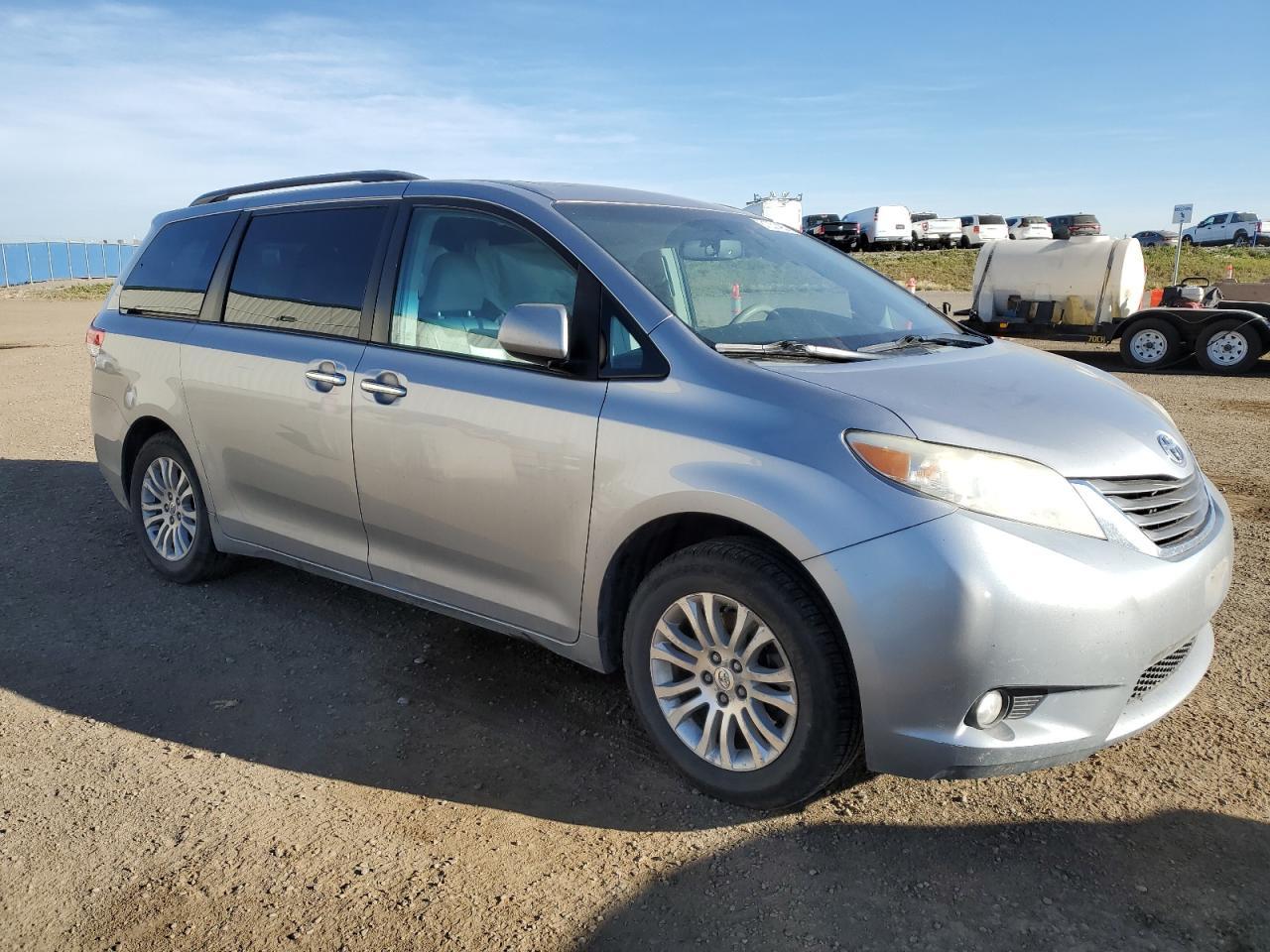 2011 Toyota Sienna Xle - Фото 4