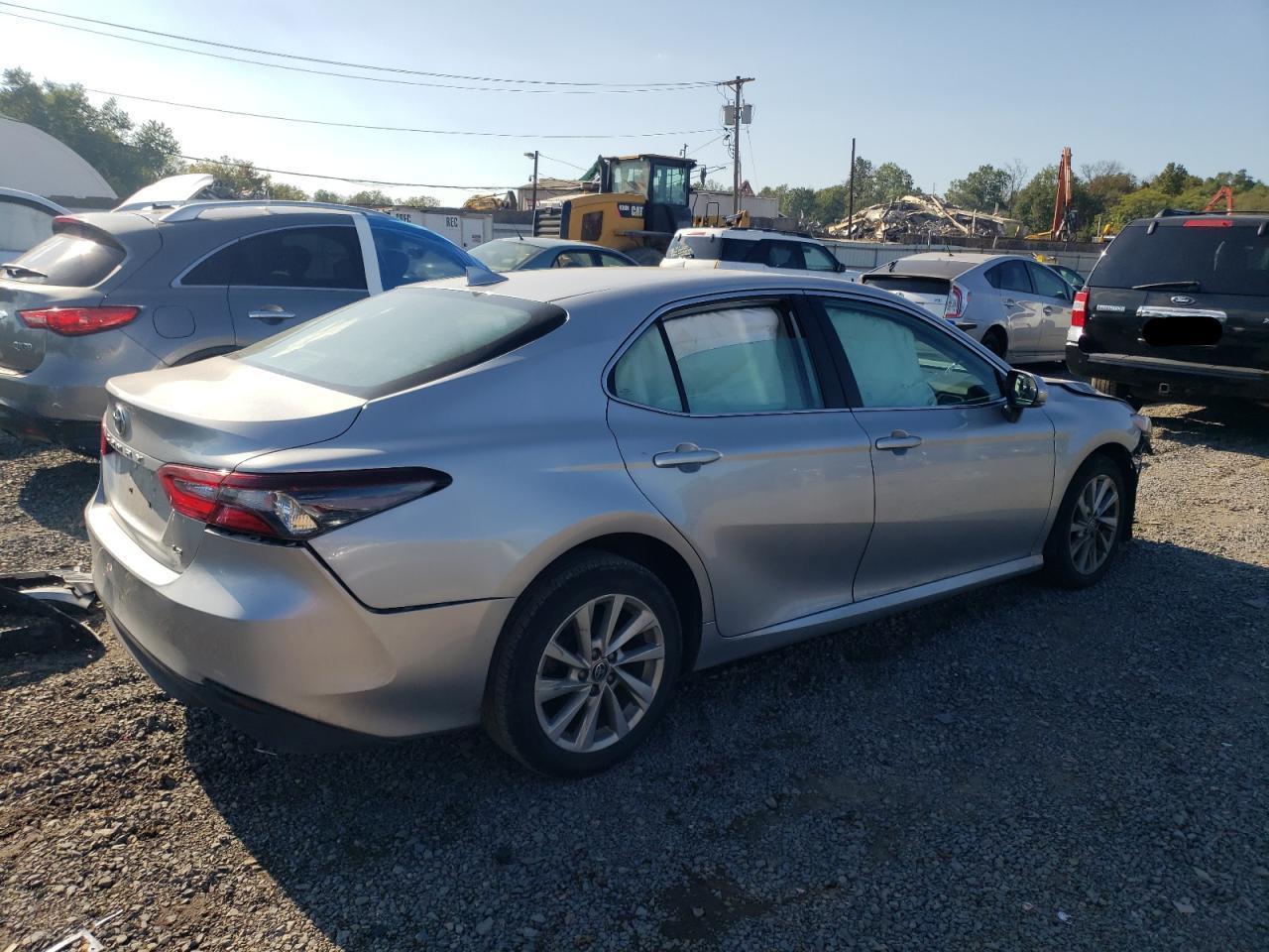 2021 Toyota Camry Le - Фото 3