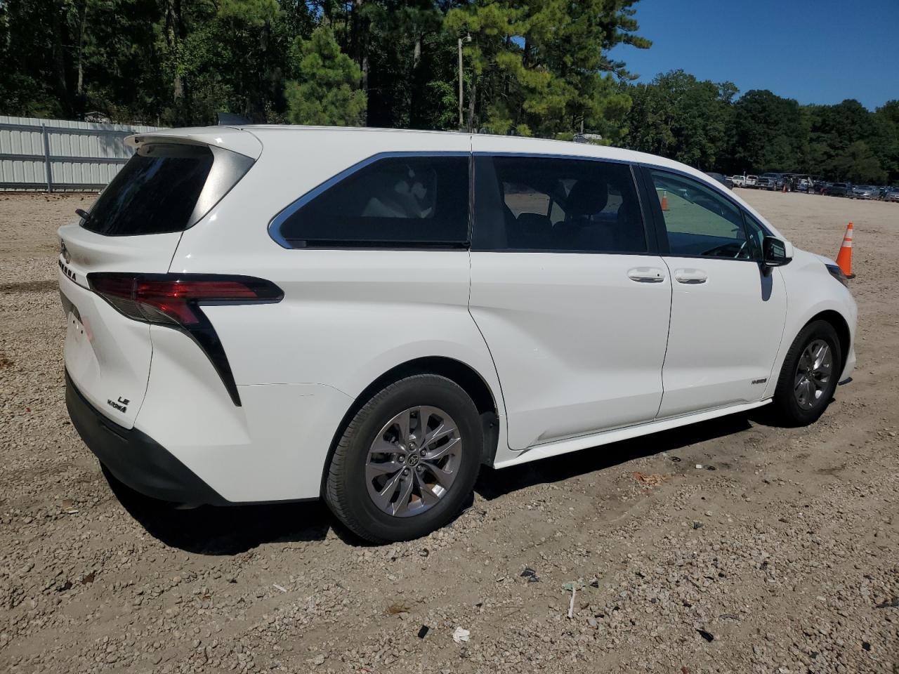 2021 Toyota Sienna Le - Фото 3