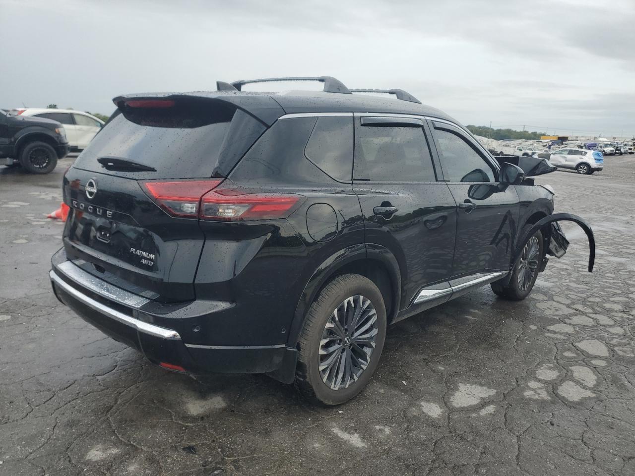 2025 Nissan Rogue Platinum - Image 3