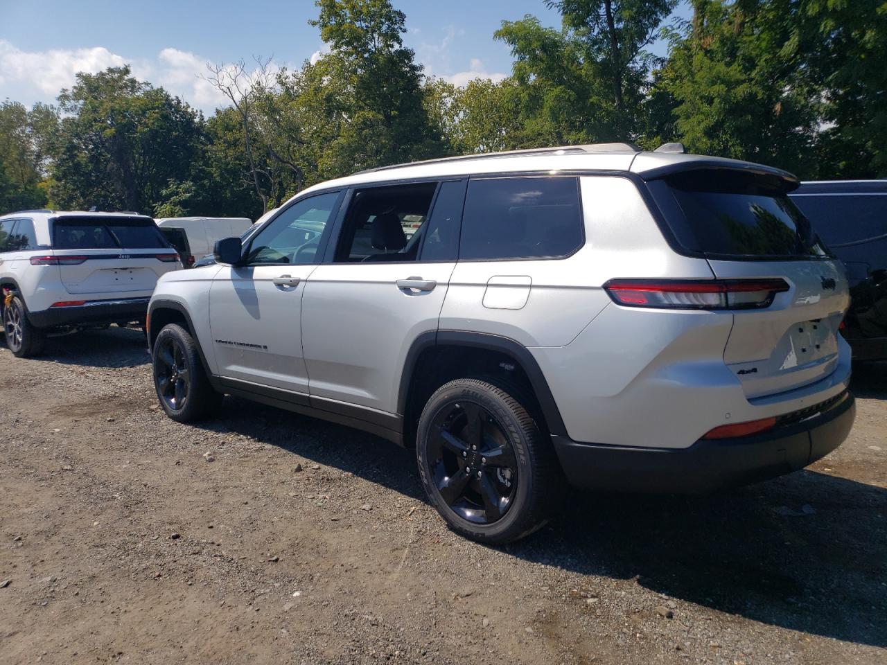 2025 Jeep Grand Cherokee L Laredo - Image 2