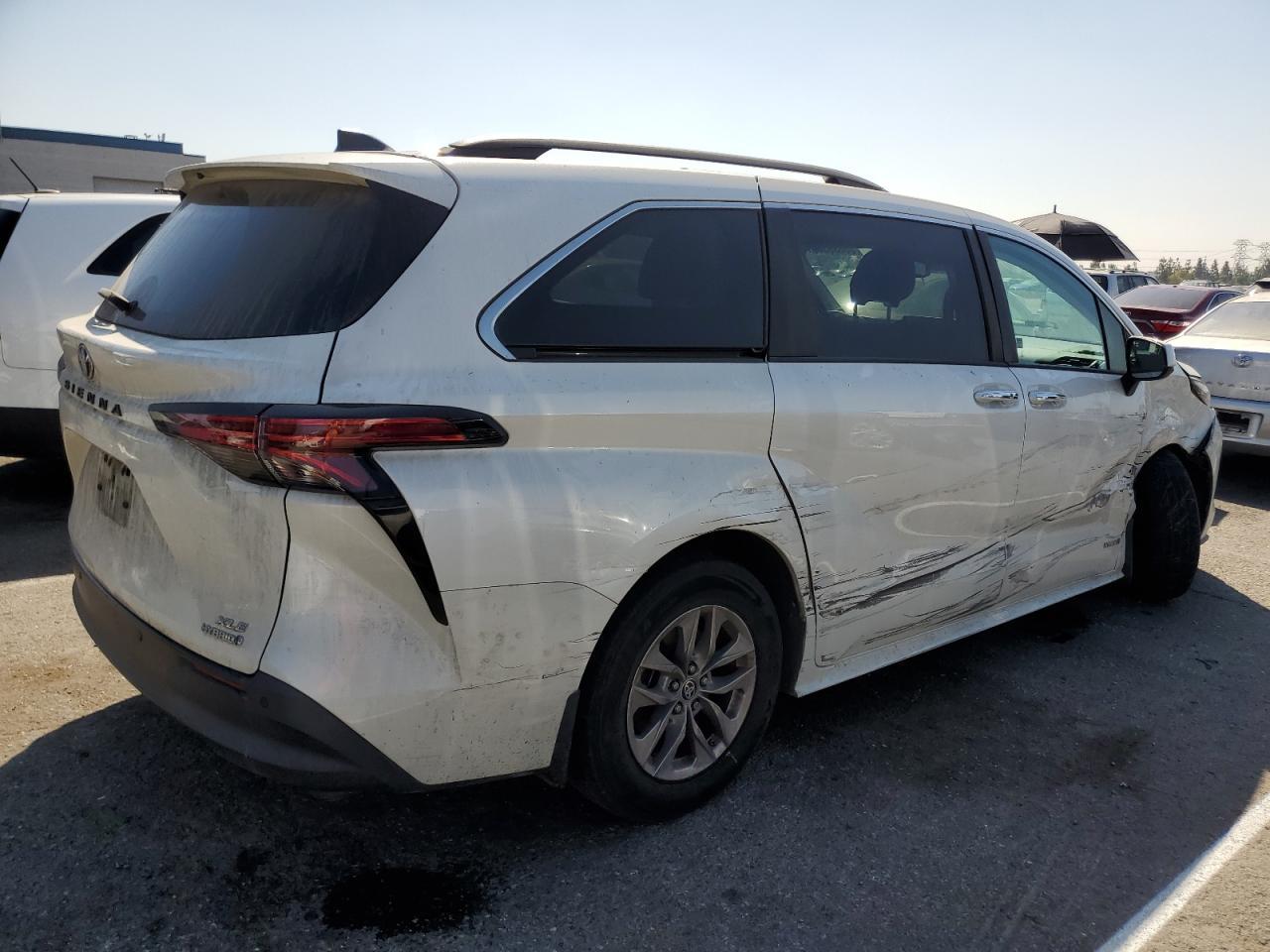 2021 Toyota Sienna Xle - Image 3