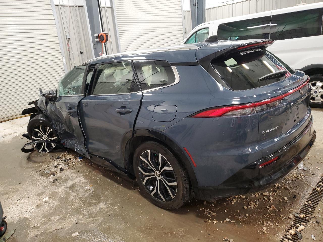 2025 Toyota Crown Signia Xle - Image 2