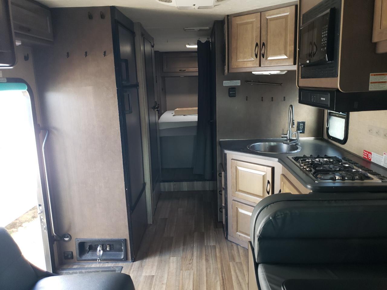 2018 Ford Econoline E450 Super Duty Cutaway Van - Фото 6
