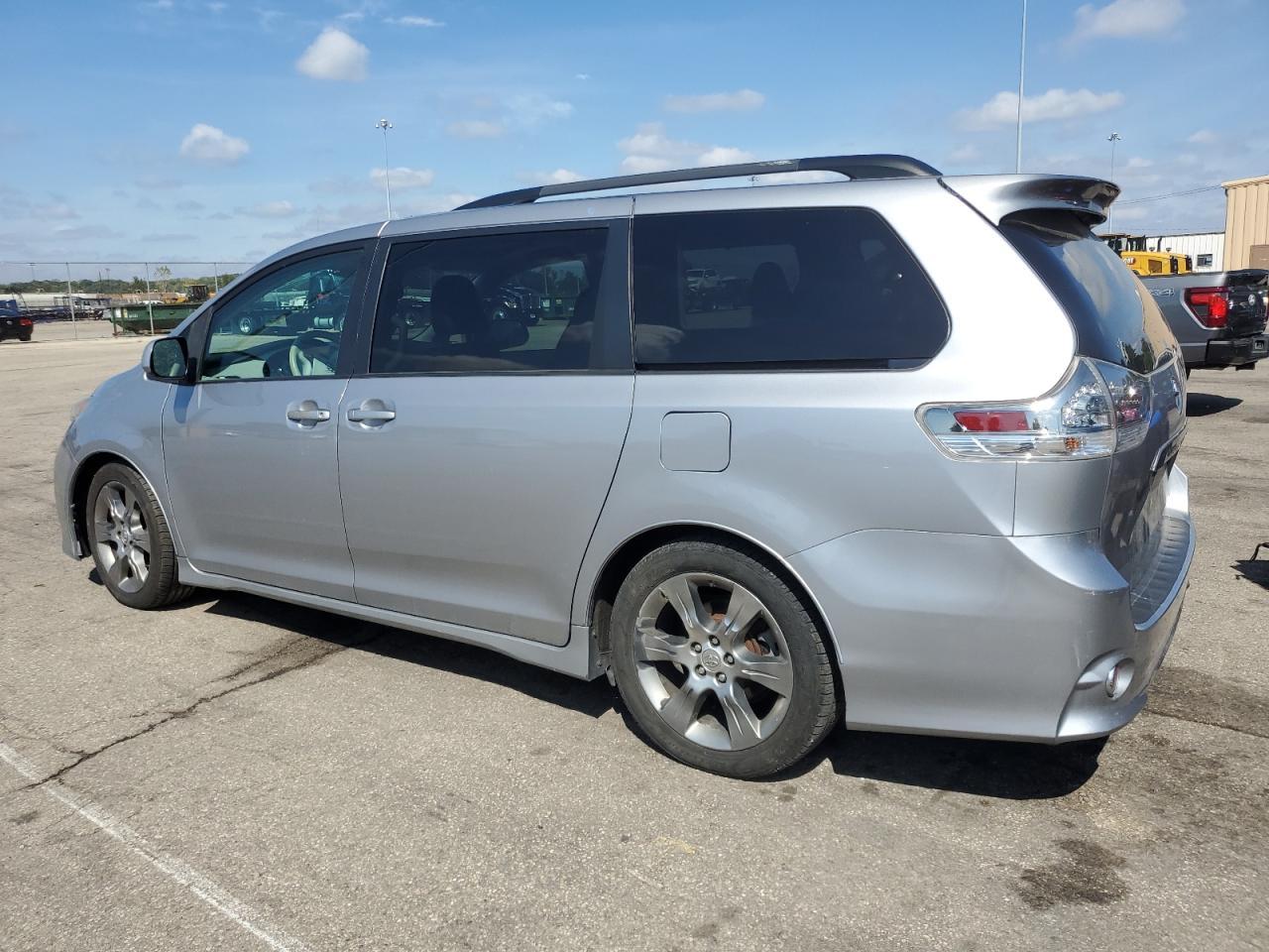 2012 Toyota Sienna Sport - Image 2