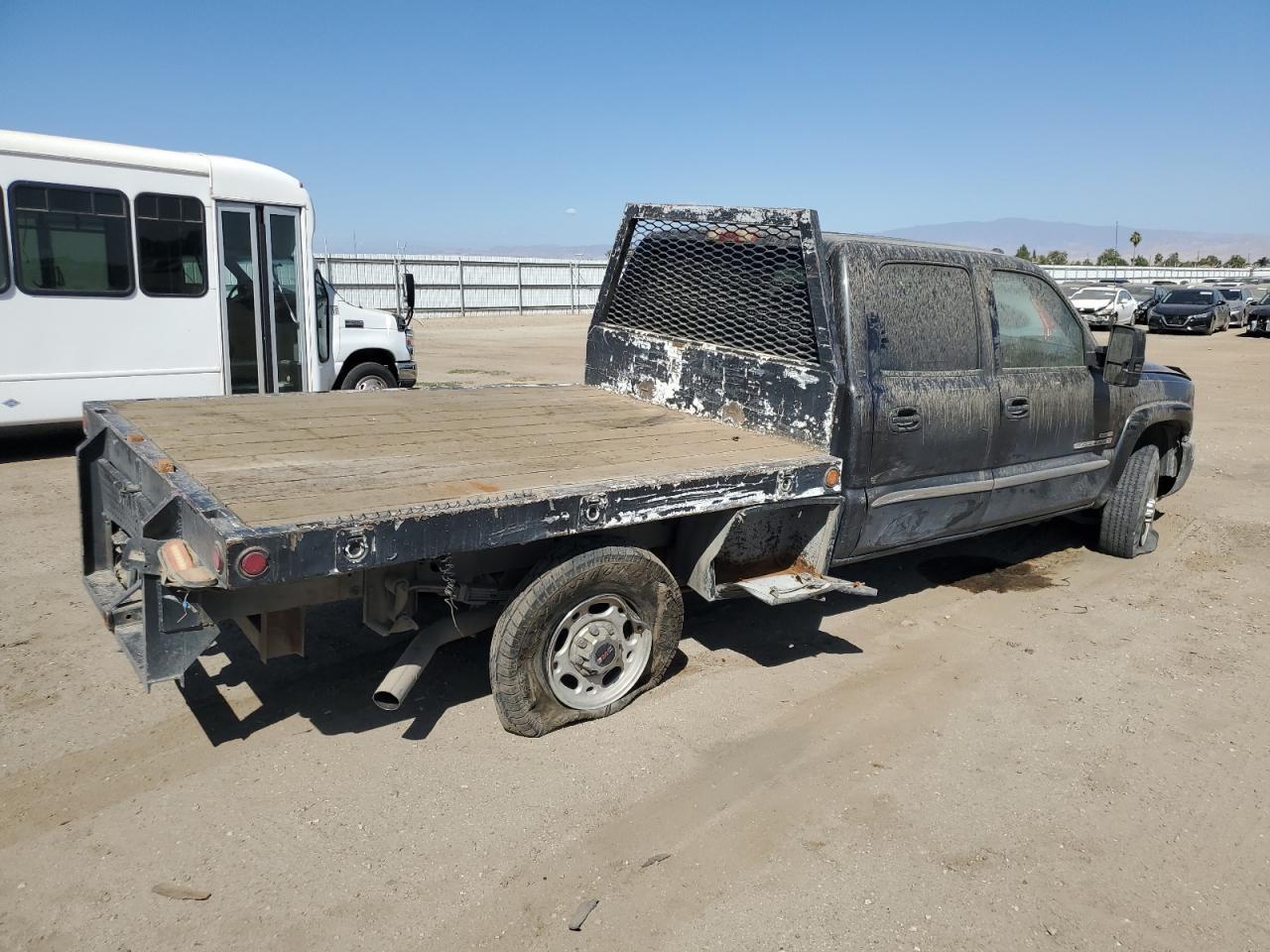 2004 GMC Sierra C2500 Heavy Duty - Image 3