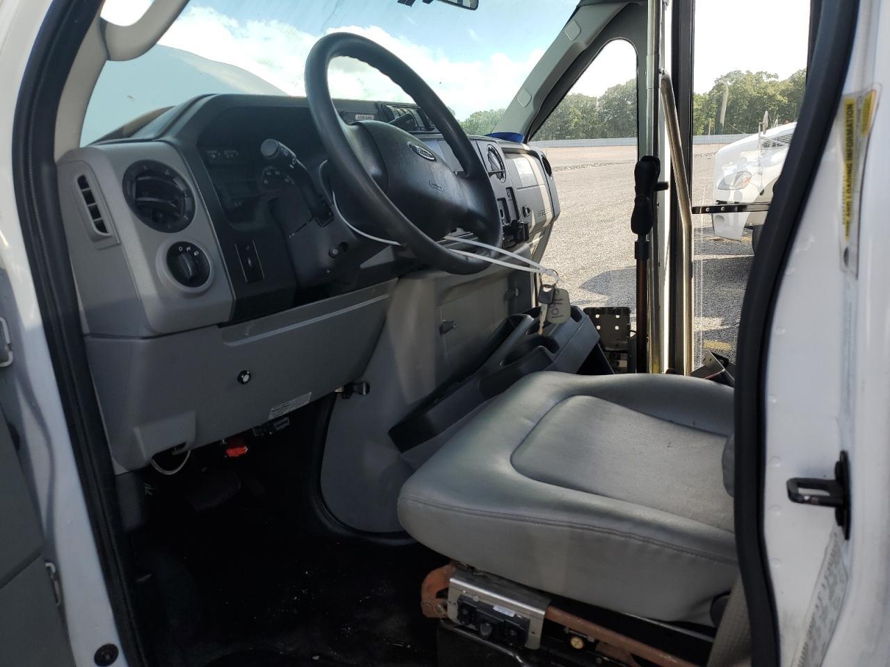 2016 Ford E450 Shuttle Bus - Image 5