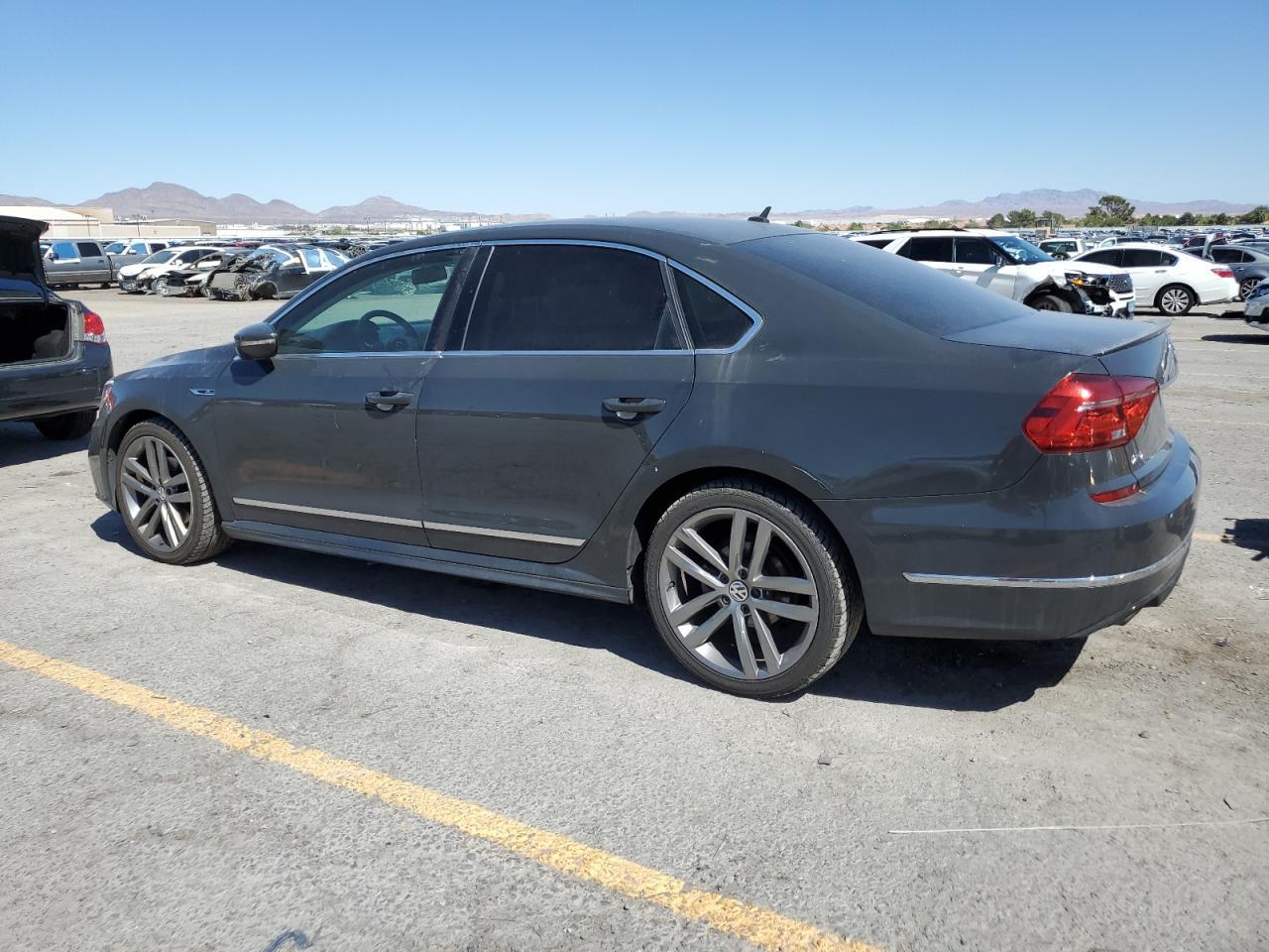 2016 Volkswagen Passat S - Фото 2
