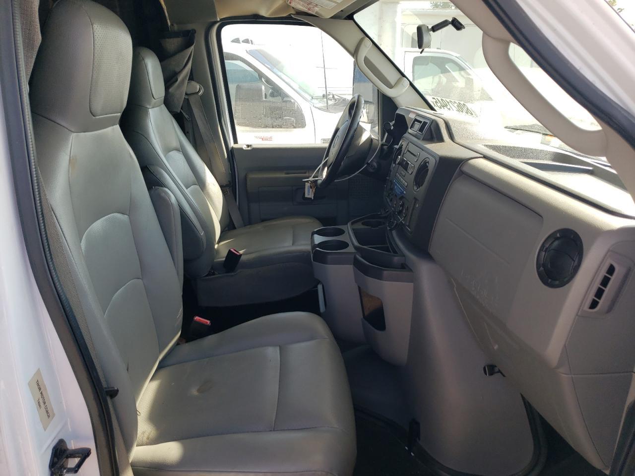 2018 Ford Econoline E450 Super Duty Cutaway Van - Фото 5