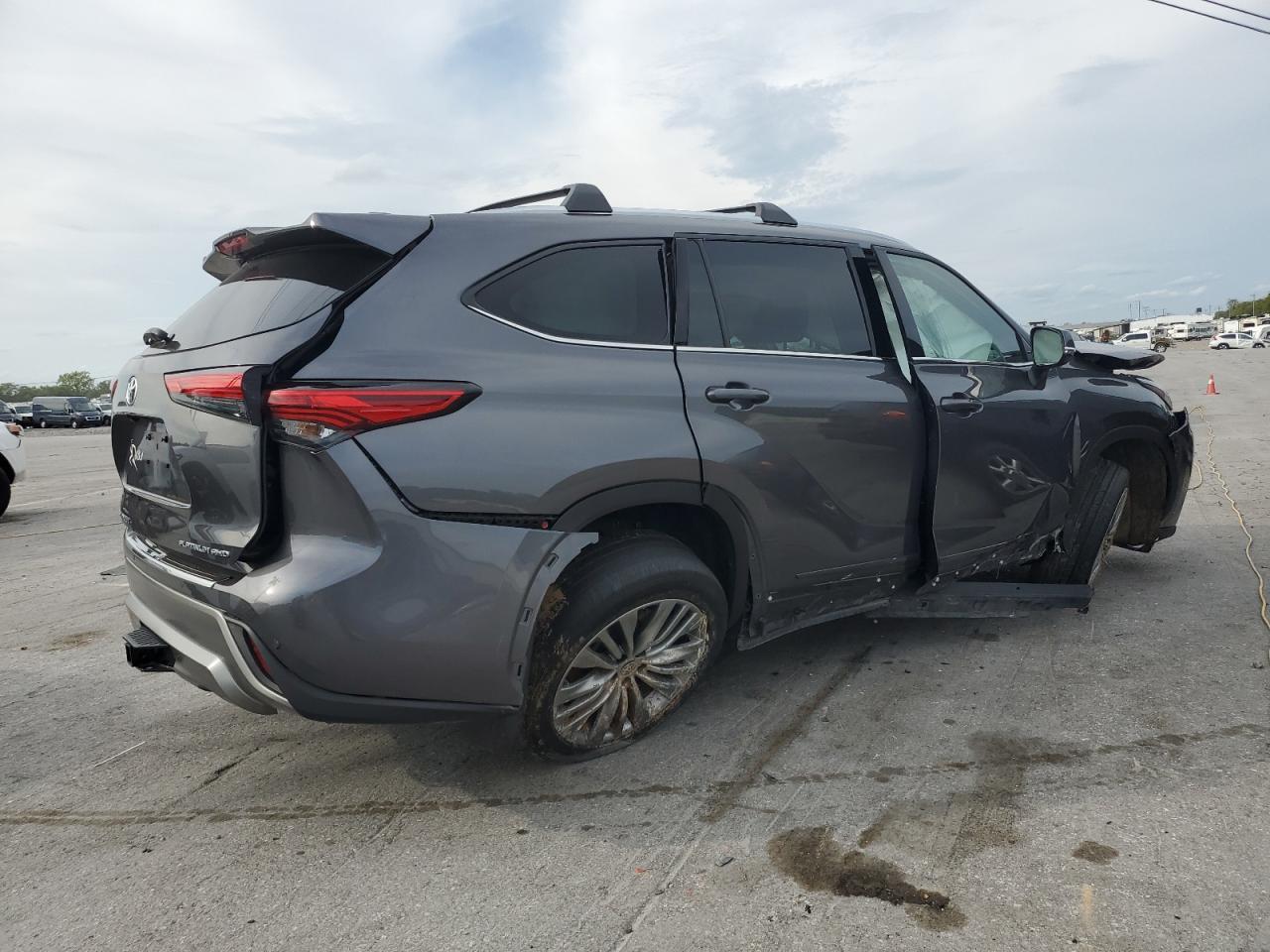 2022 Toyota Highlander Platinum - Image 3