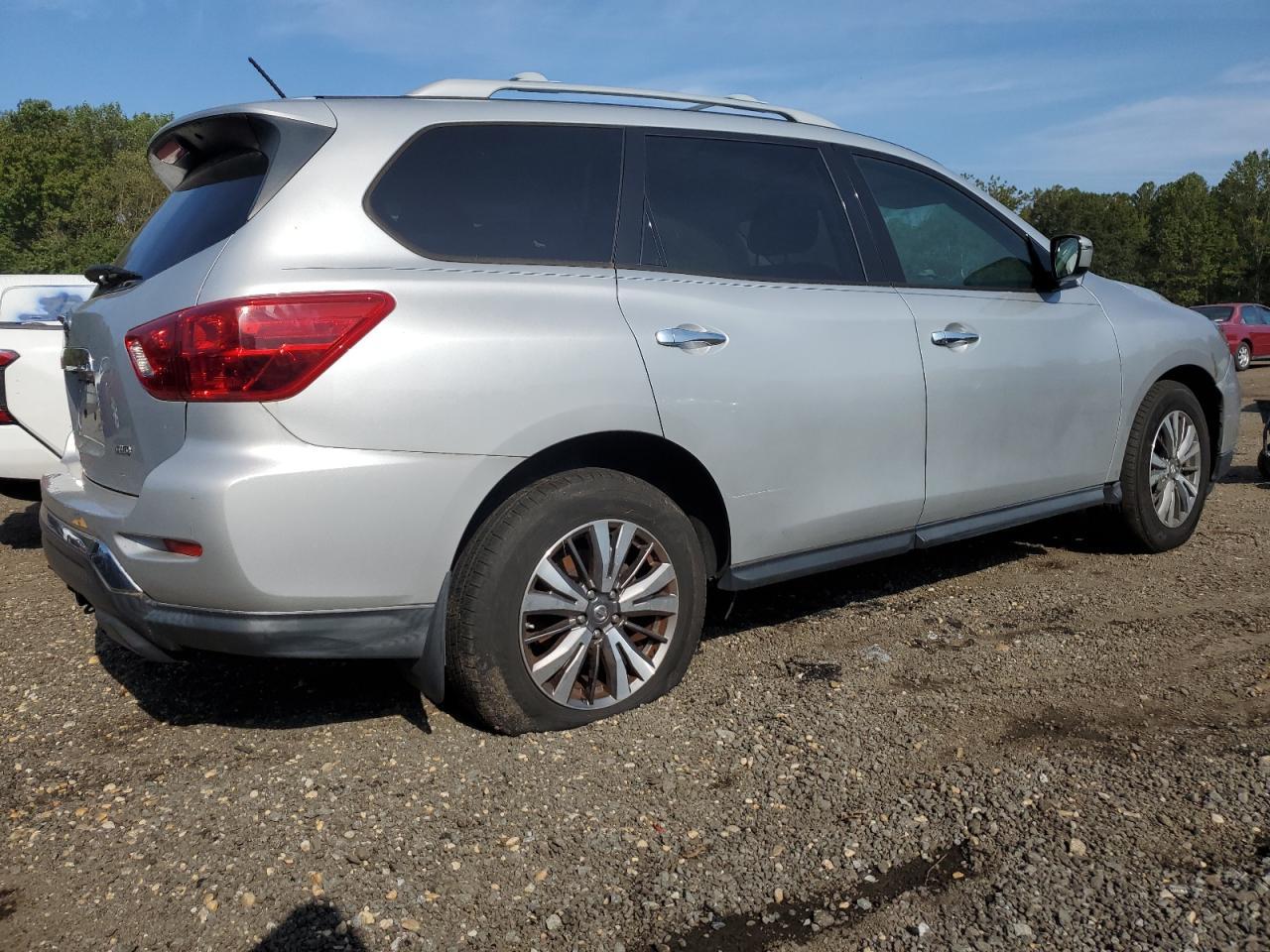 2018 Nissan Pathfinder S - Image 3
