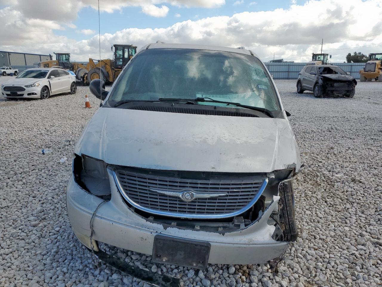 2003 Chrysler Town & Country Limited - Image 5